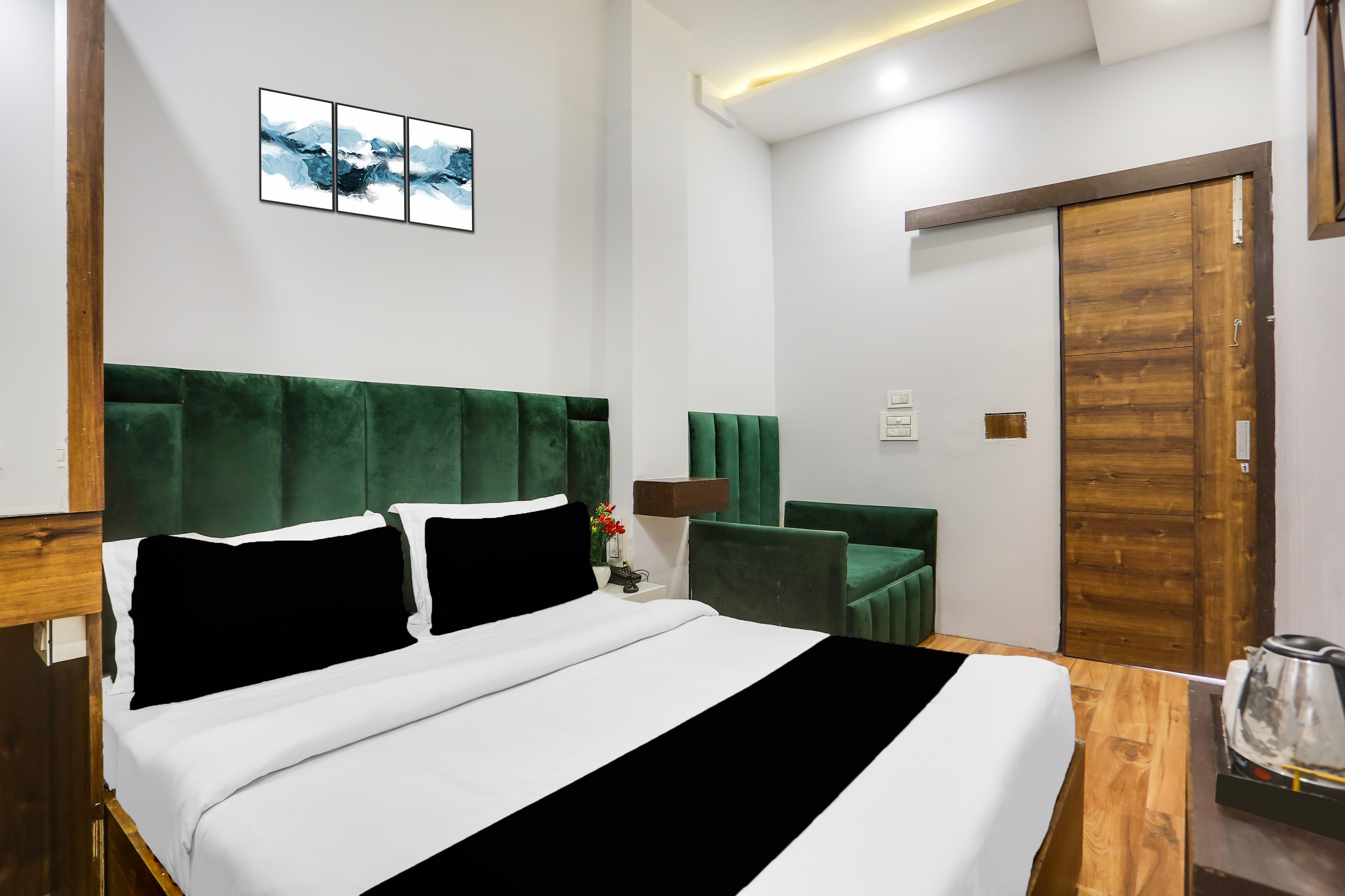 Super Hotel O Heritage Street Near Golden Temple - Tap to explore photos