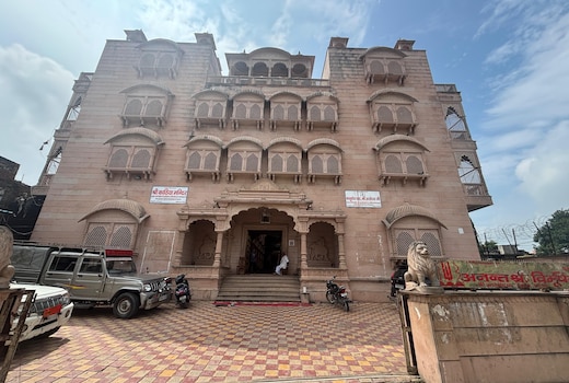Omji Kathiya Mandir | 2km from Ram Temple