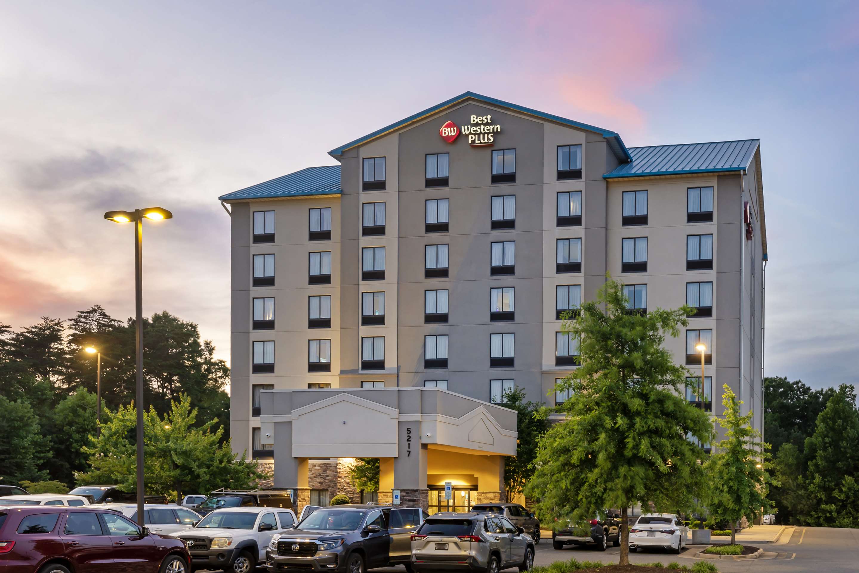 Best Western Plus Thornburg Inn & Suites - Tap to explore photos