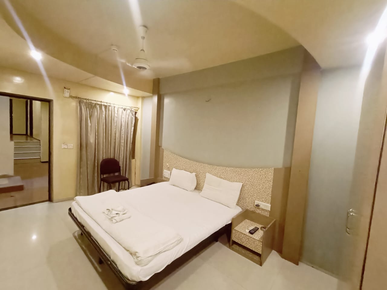 EXECUTIVE ROOM 1