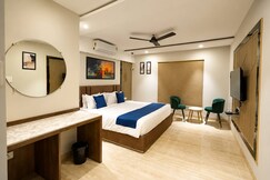 Premium AC Room with Lift near Bapat Square, Indore