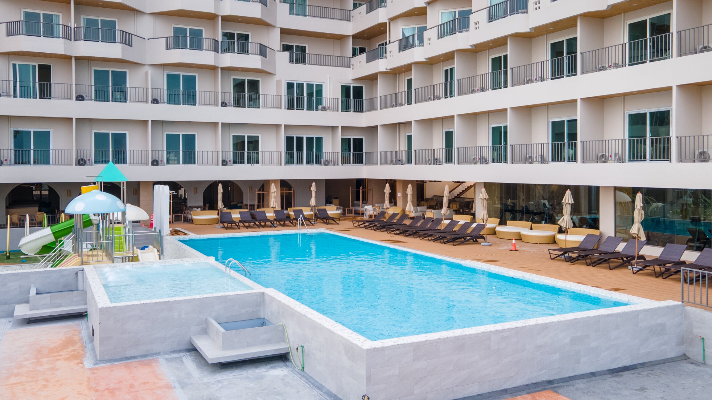 Jomtien Thani Hotel - Tap to explore photos