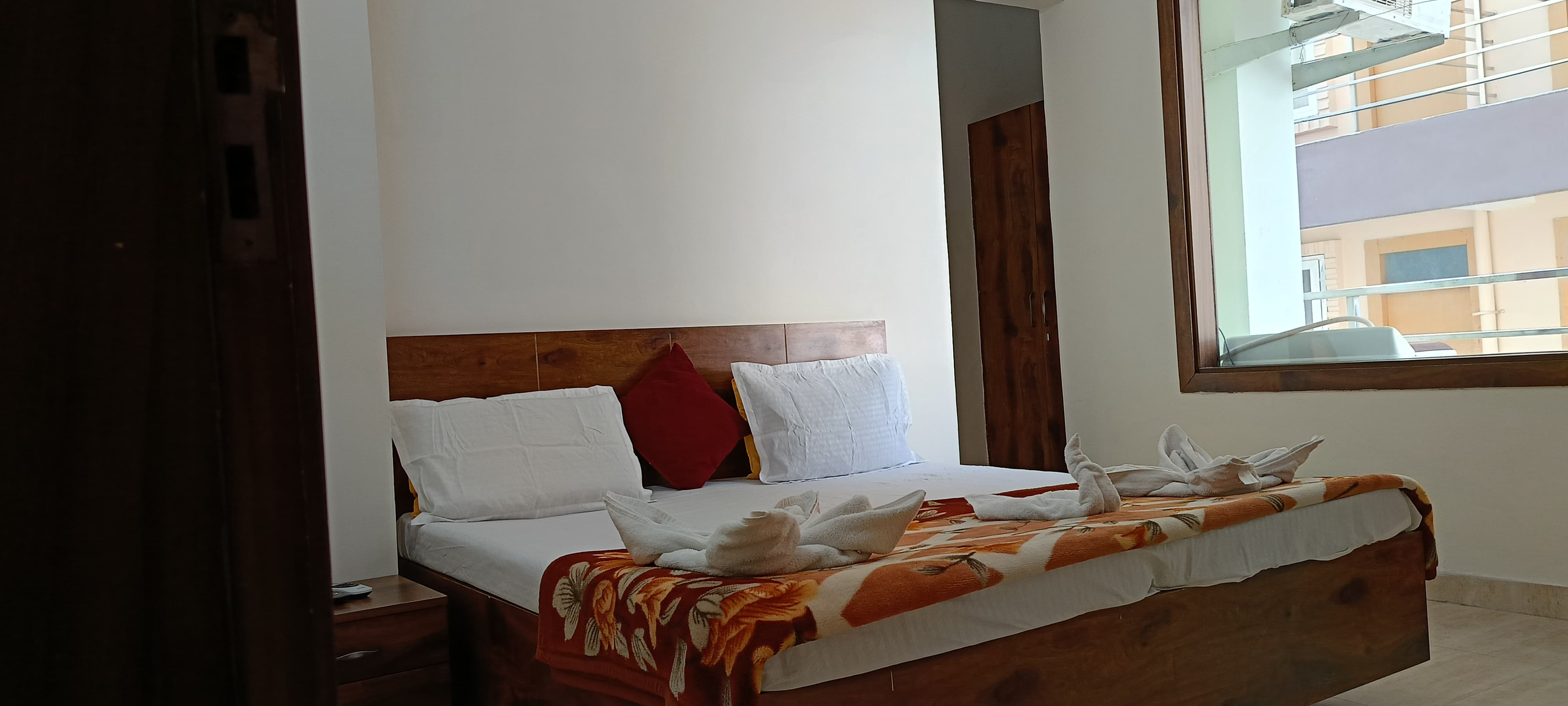 Homlee Budget friendly 1BHK Near Laxman jhula - Tap to explore photos