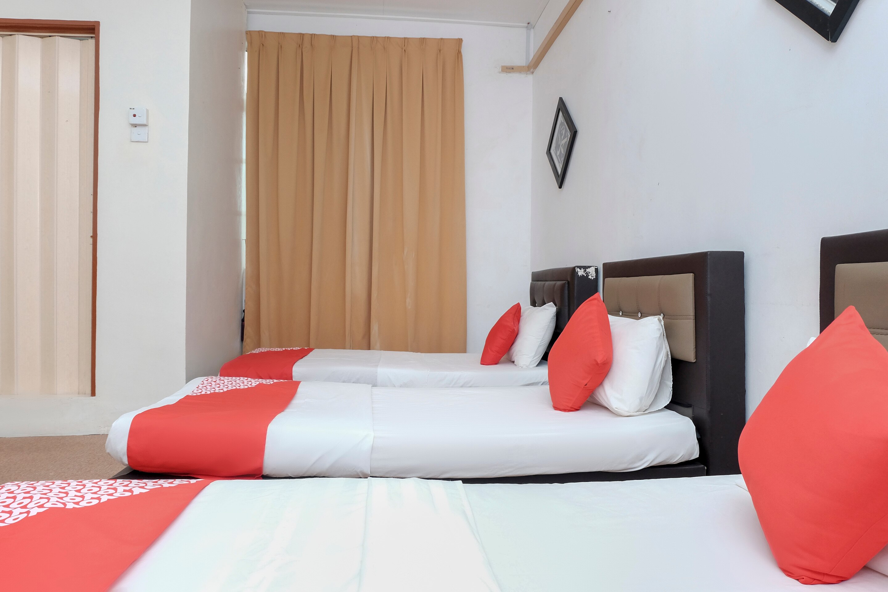 OYO 90180 Gemilang Hotel Kerteh - Tap to explore photos