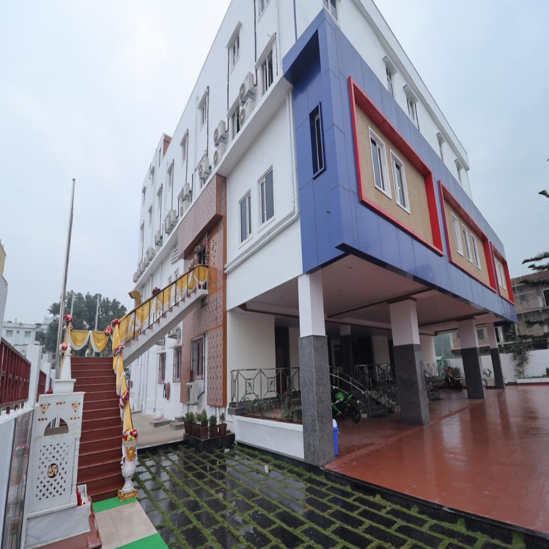 Hotel Viizetha Continental - Tap to explore photos