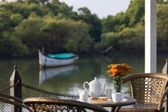 River Front 3BHK Near Candolim |Peaceful Getaway (River House), Goa