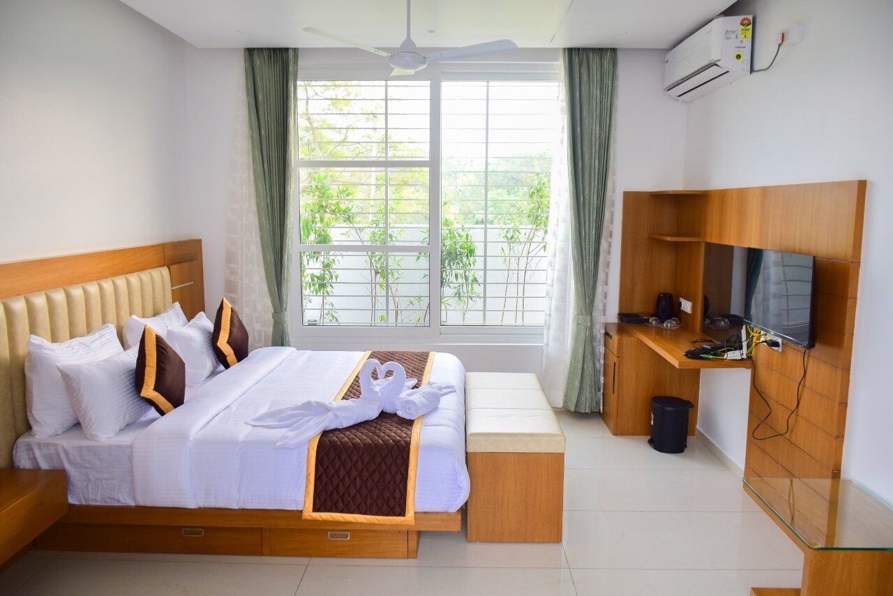 S R Jacuzzi Suites (Private Room) - Tap to explore photos