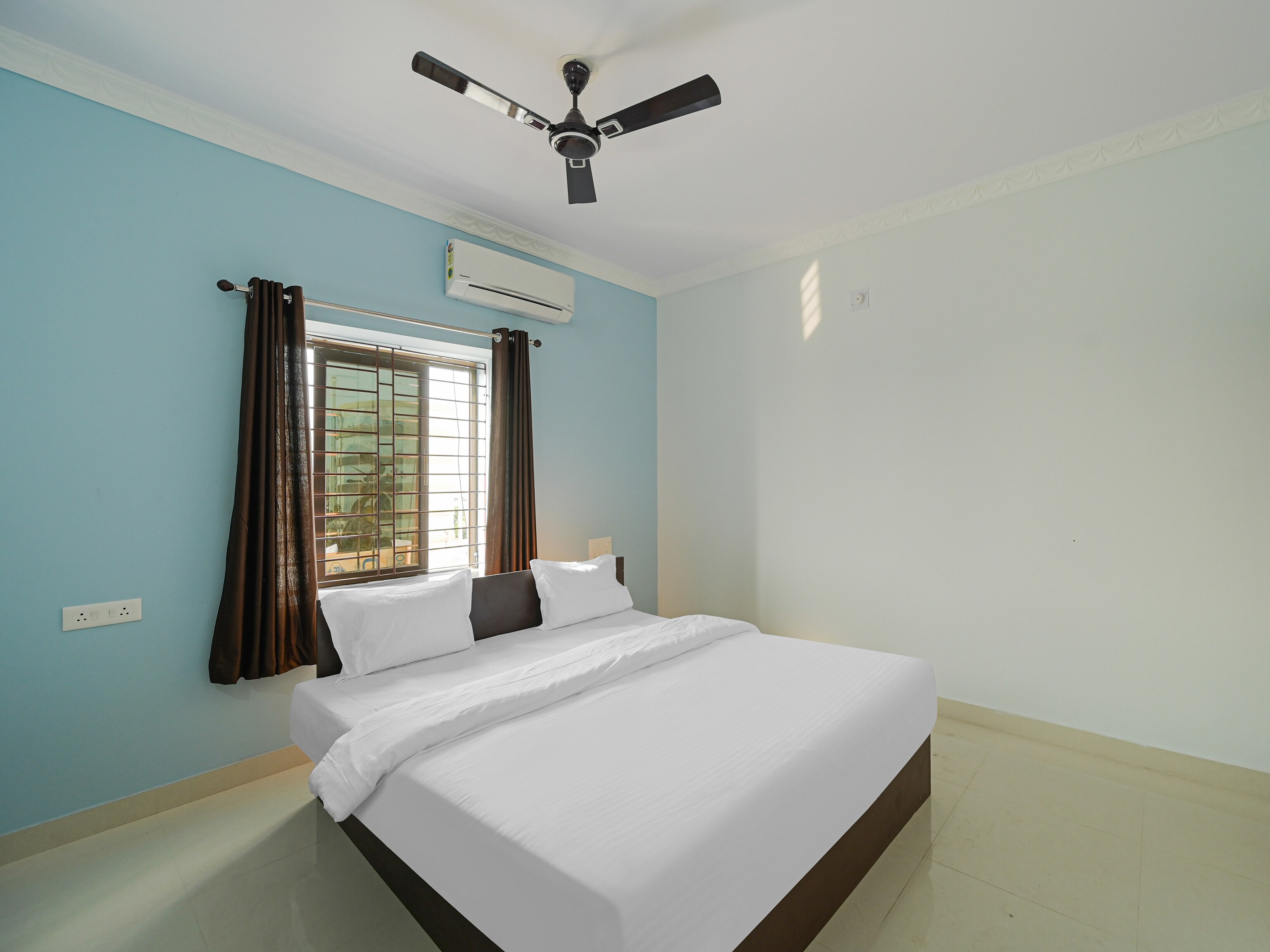 Hotel O Signature Premium - Tap to explore photos