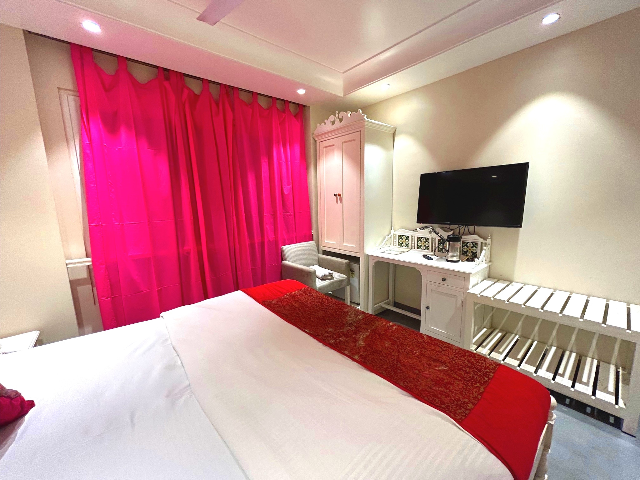 Hotel Pinky Villa - New Delhi Railway Station - Tap to explore photos