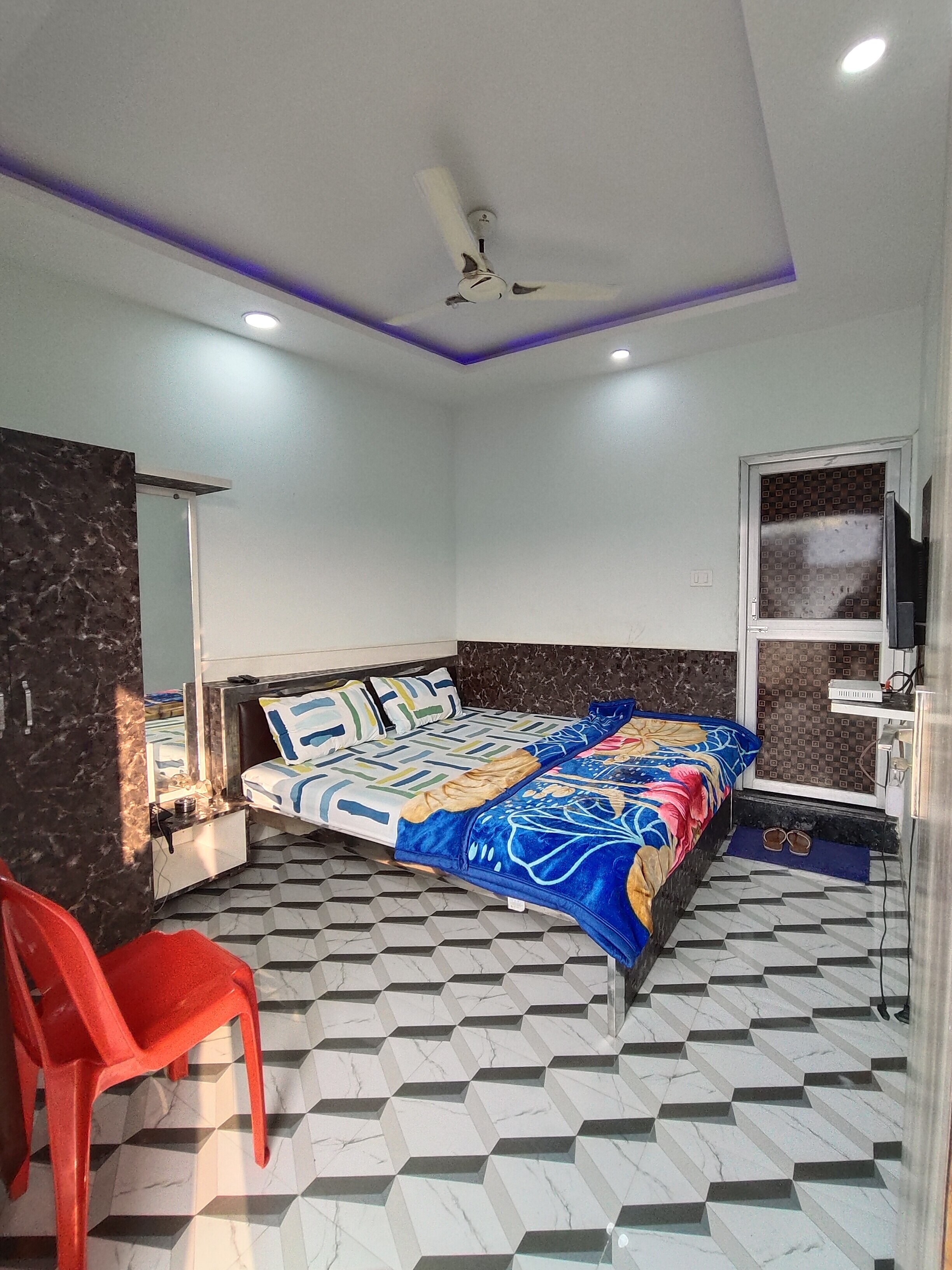 Hotel Samrat - Tap to explore photos