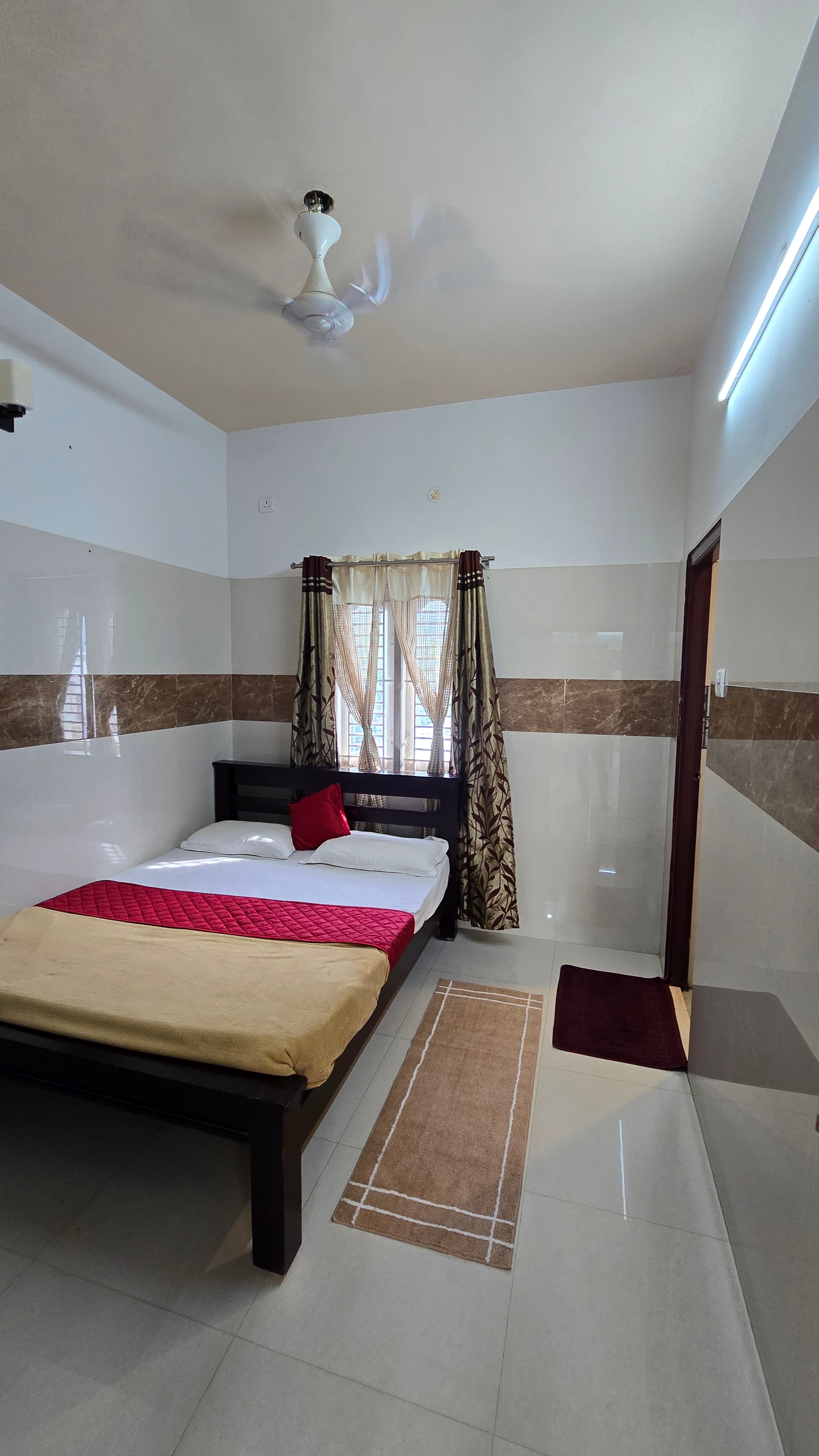 Kutralam Ezhilagam Hotel - Tap to explore photos