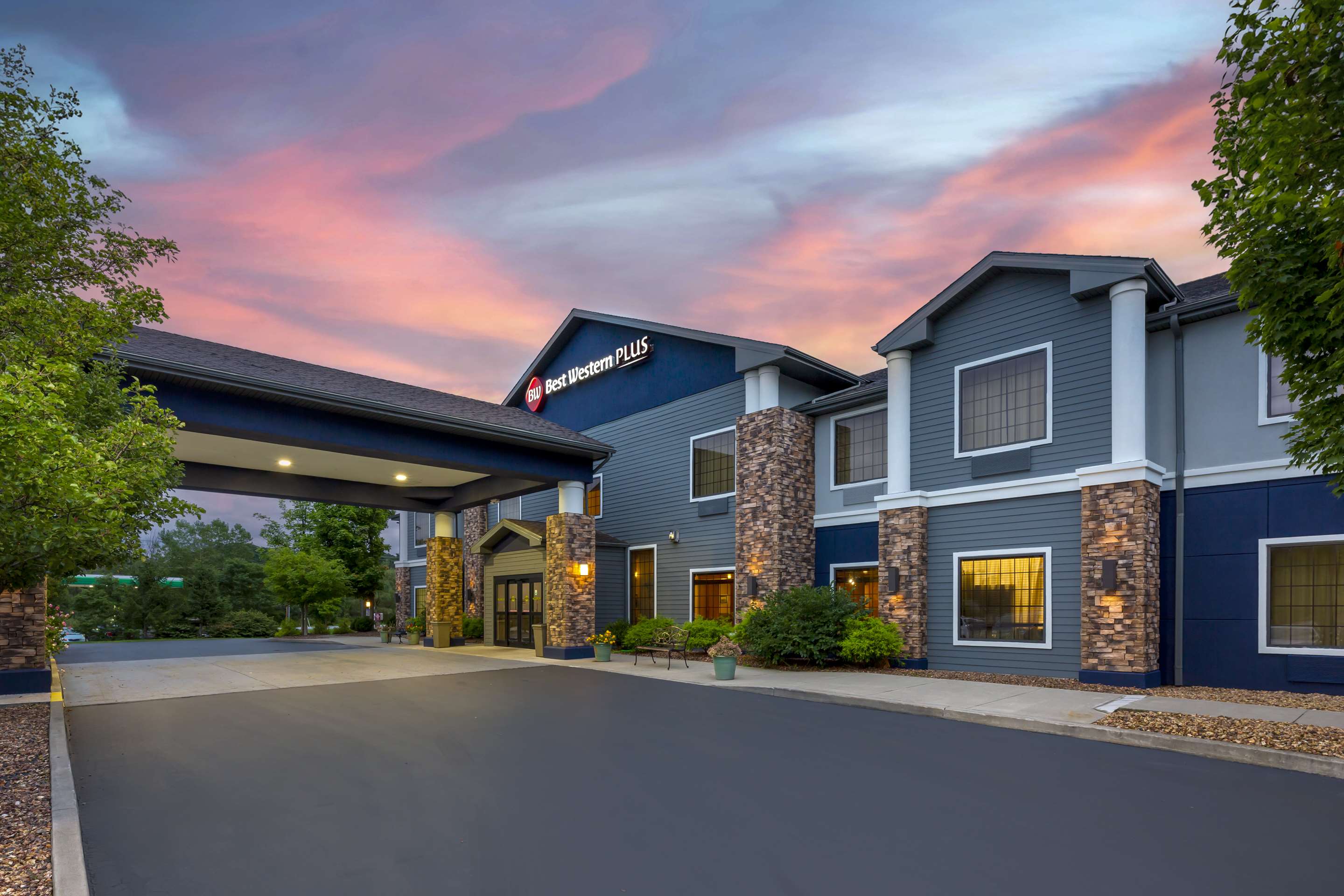 Best Western Plus Victor Inn & Suites - Tap to explore photos