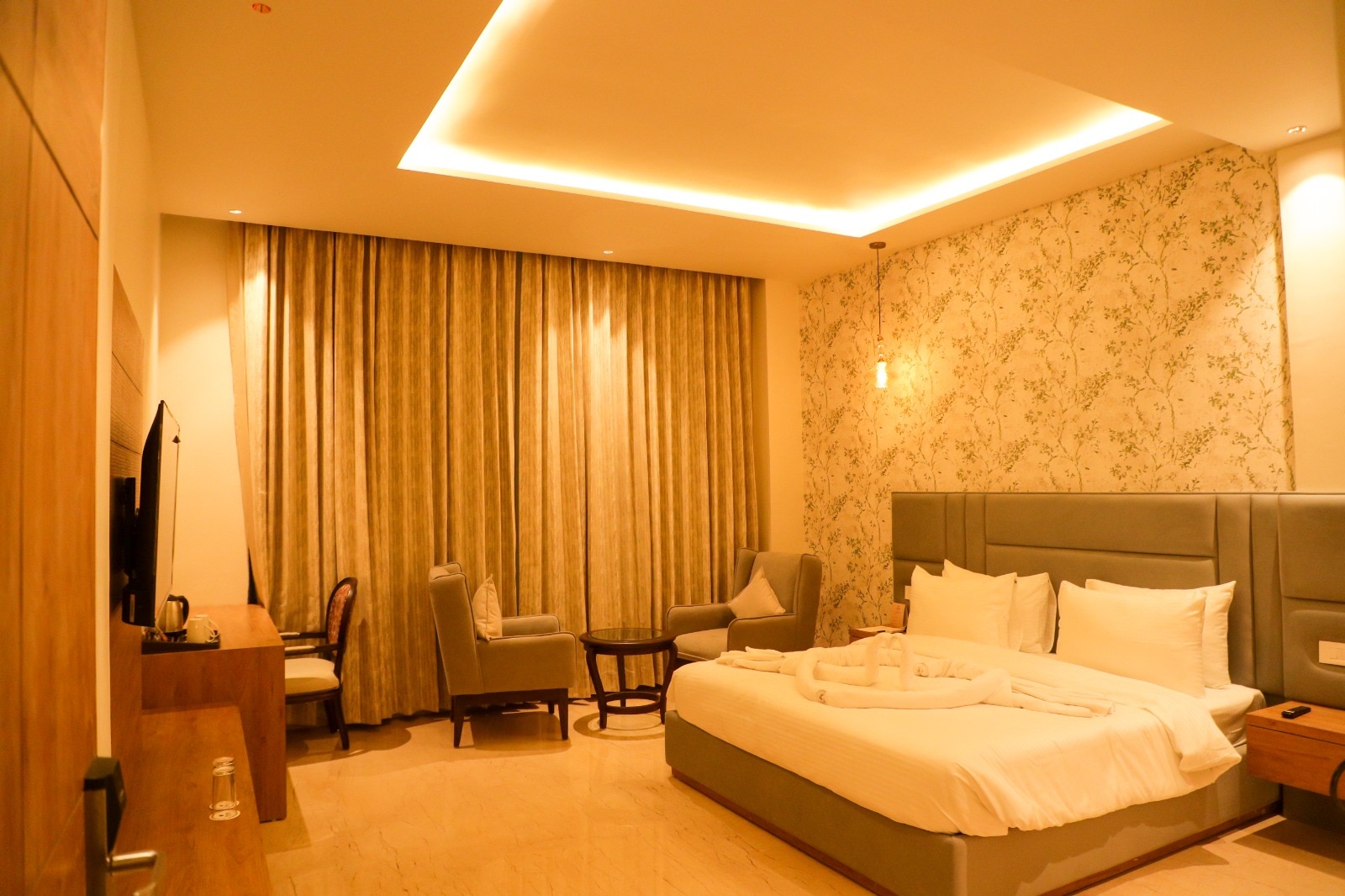Hotel Rahat - Tap to explore photos