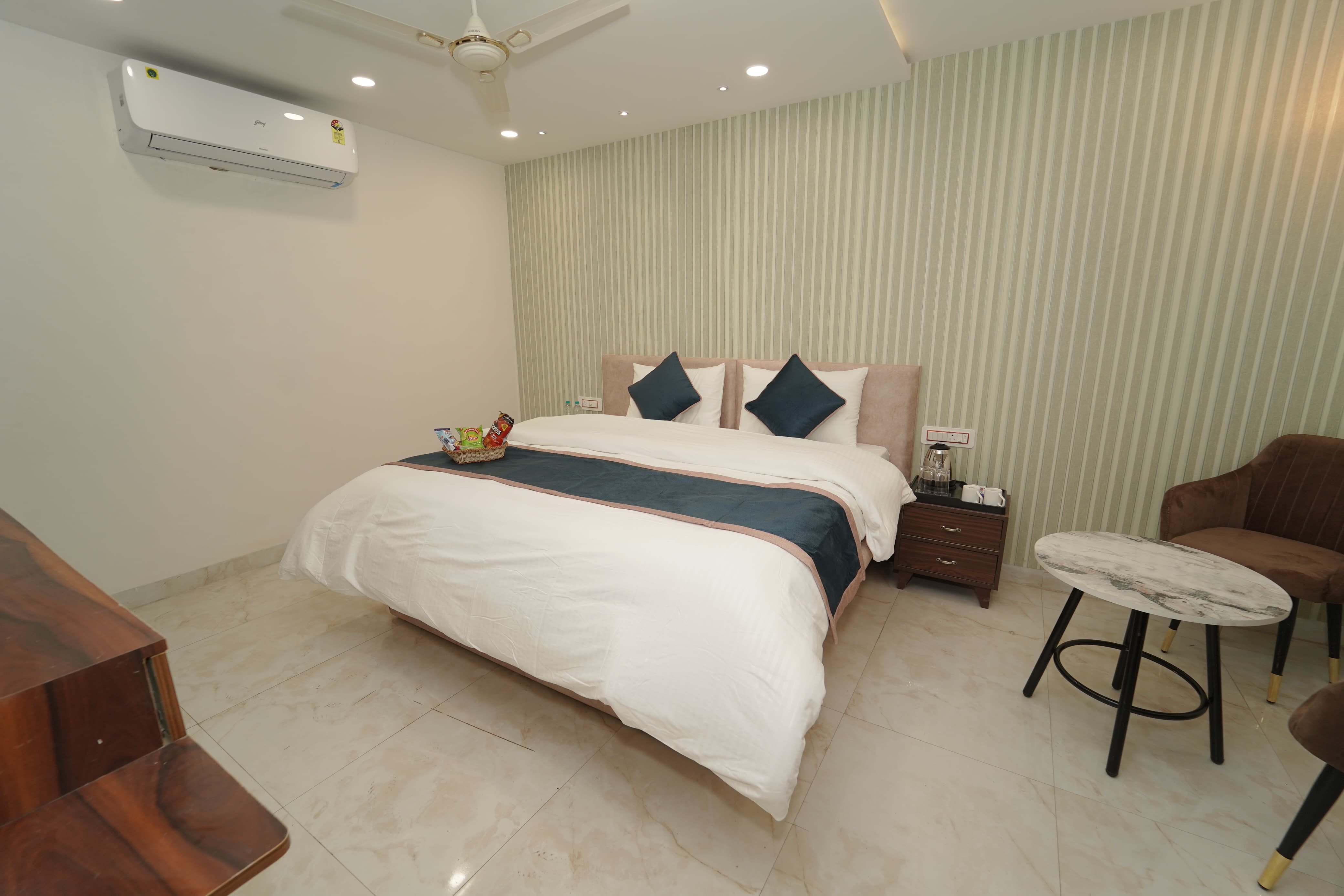 Hotel Chandigarh Heights - Airport Road Manali Highway Transit Hotel - Tap to explore photos