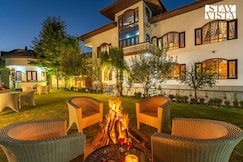 StayVista at Dusk @ Wooden Arches w/ Lawn & BBQ, Srinagar