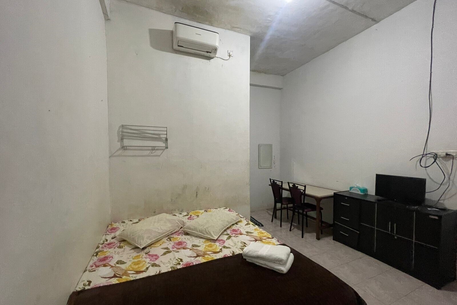SPOT ON 93378 Lona Guest House Syariah - Tap to explore photos