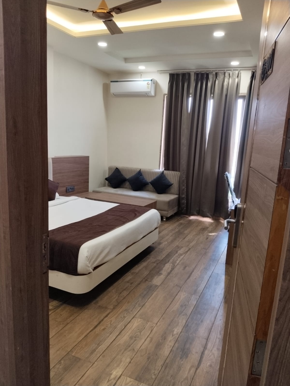 Hotel Tarun Palace - Tap to explore photos