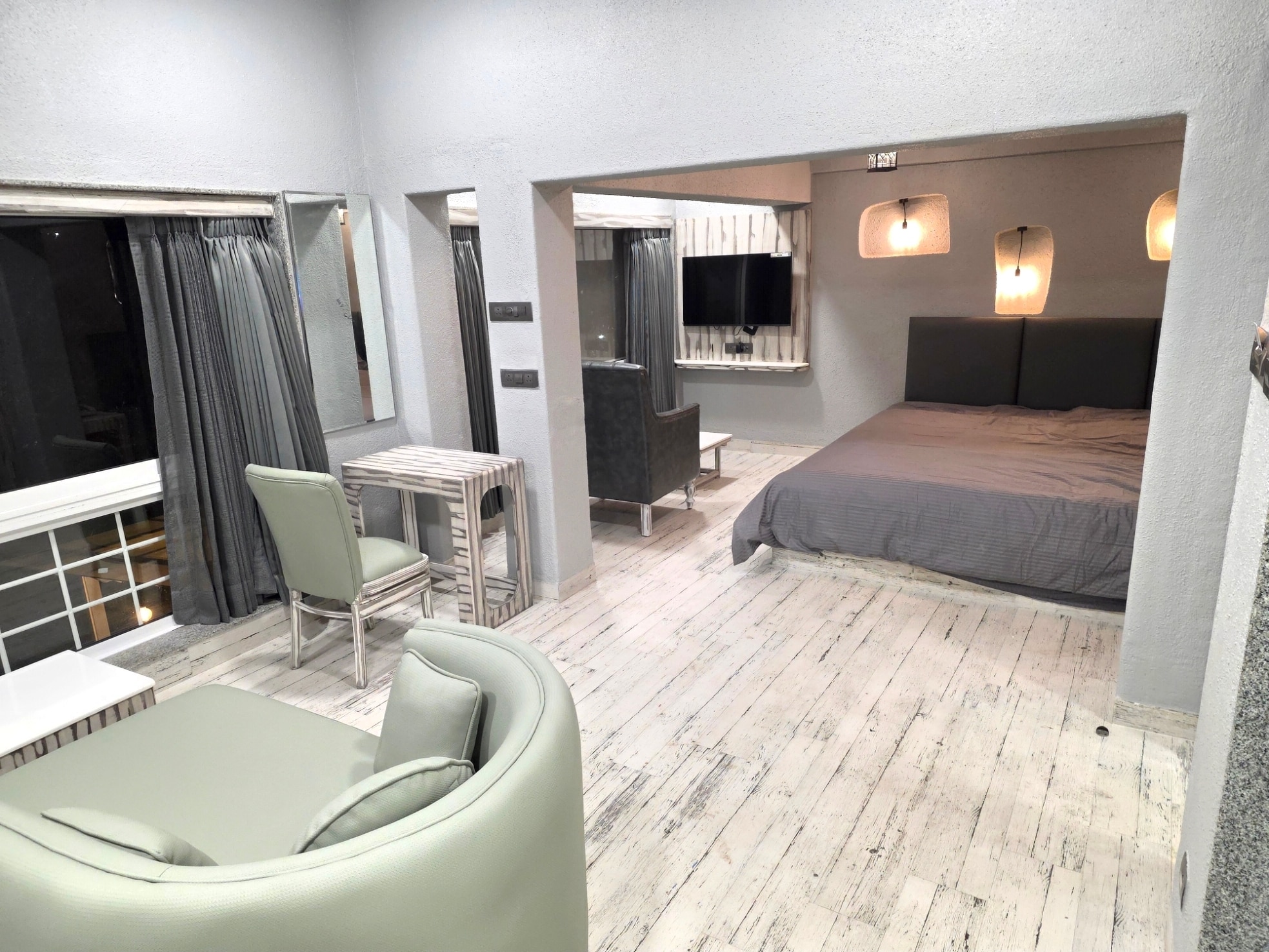GREAT - Luxury Suite with Bathtub Pool View and Extra Large Bed 1