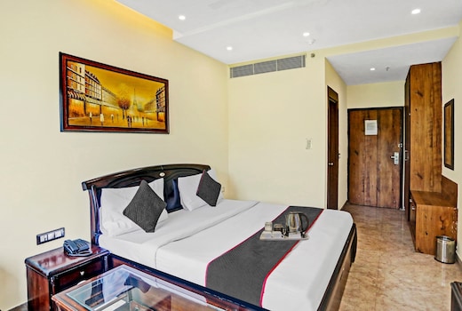Super Townhouse Prakash continental Near Netaji Subhash Place Metro Station