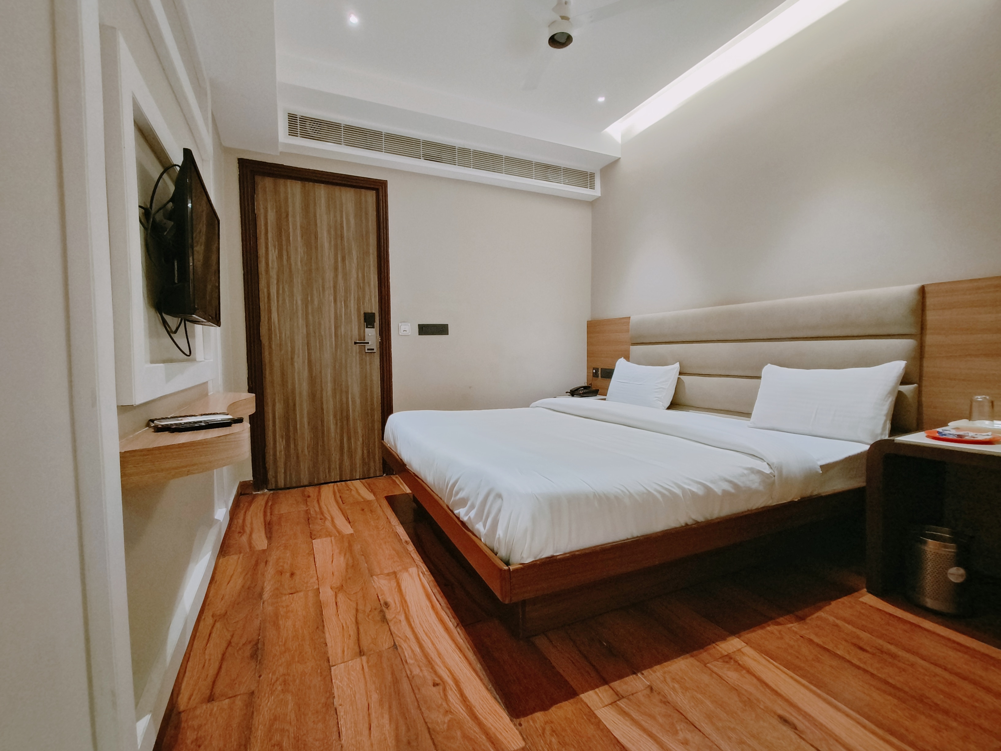 Hotel Aura Rooms - Tap to explore photos