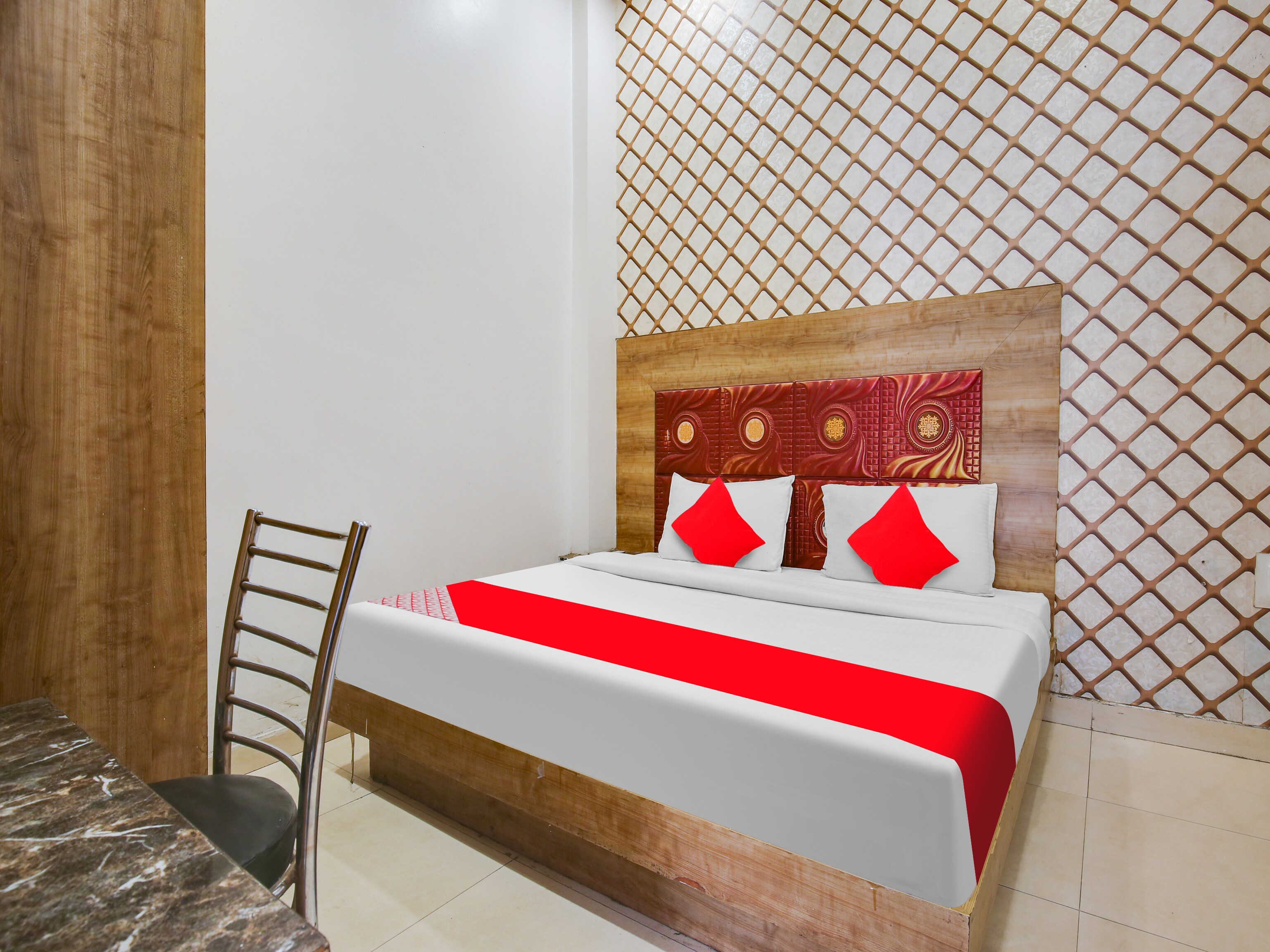 OYO 77326 Hotel Royal View - Tap to explore photos