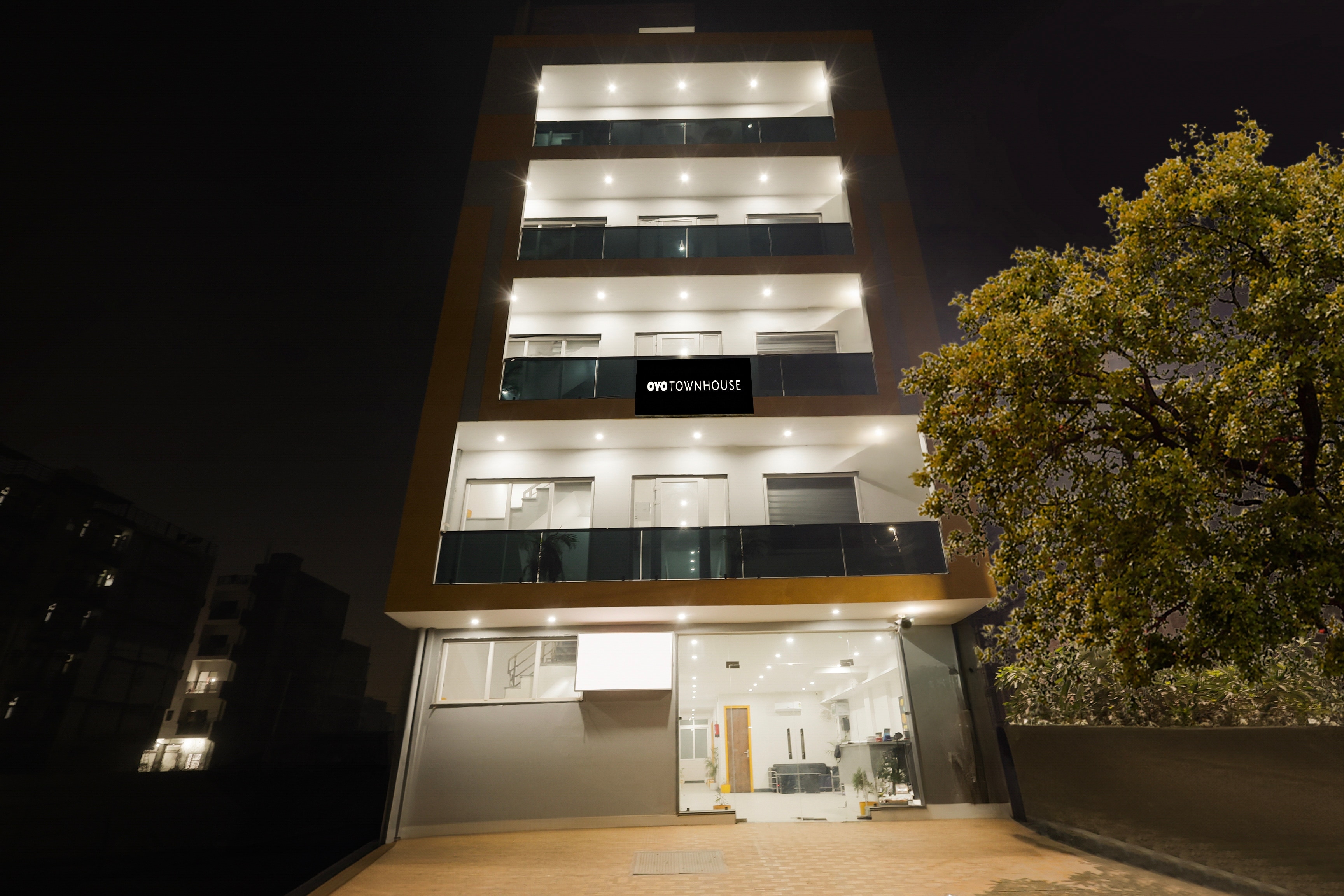 Super Townhouse Sector 69 Gurgaon - Tap to explore photos
