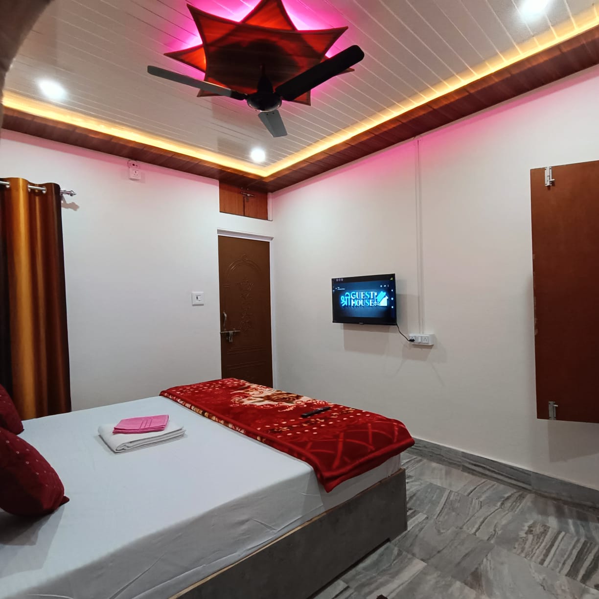 Shree Guest House - Tap to explore photos