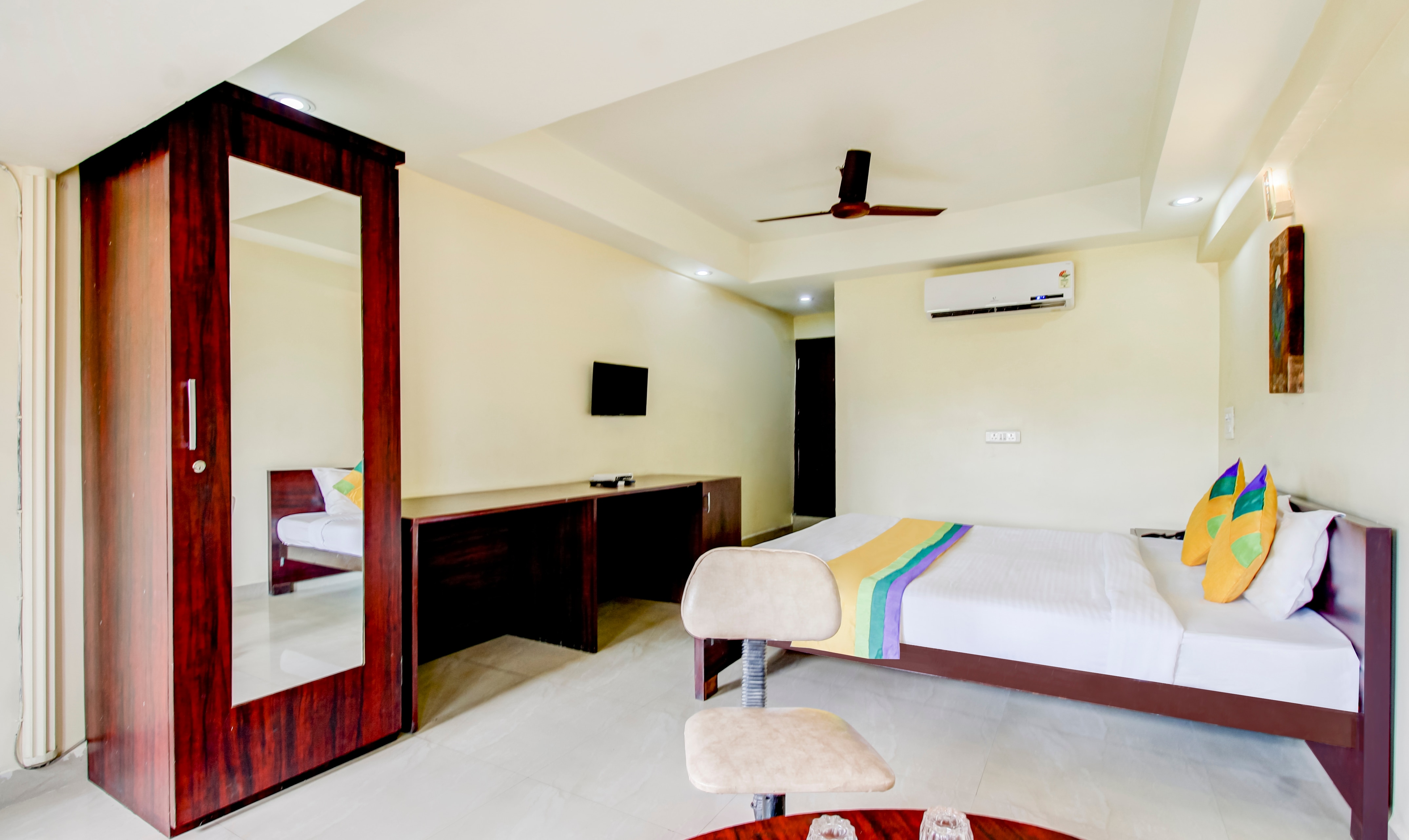Itsy Hotels Aditya - Tap to explore photos