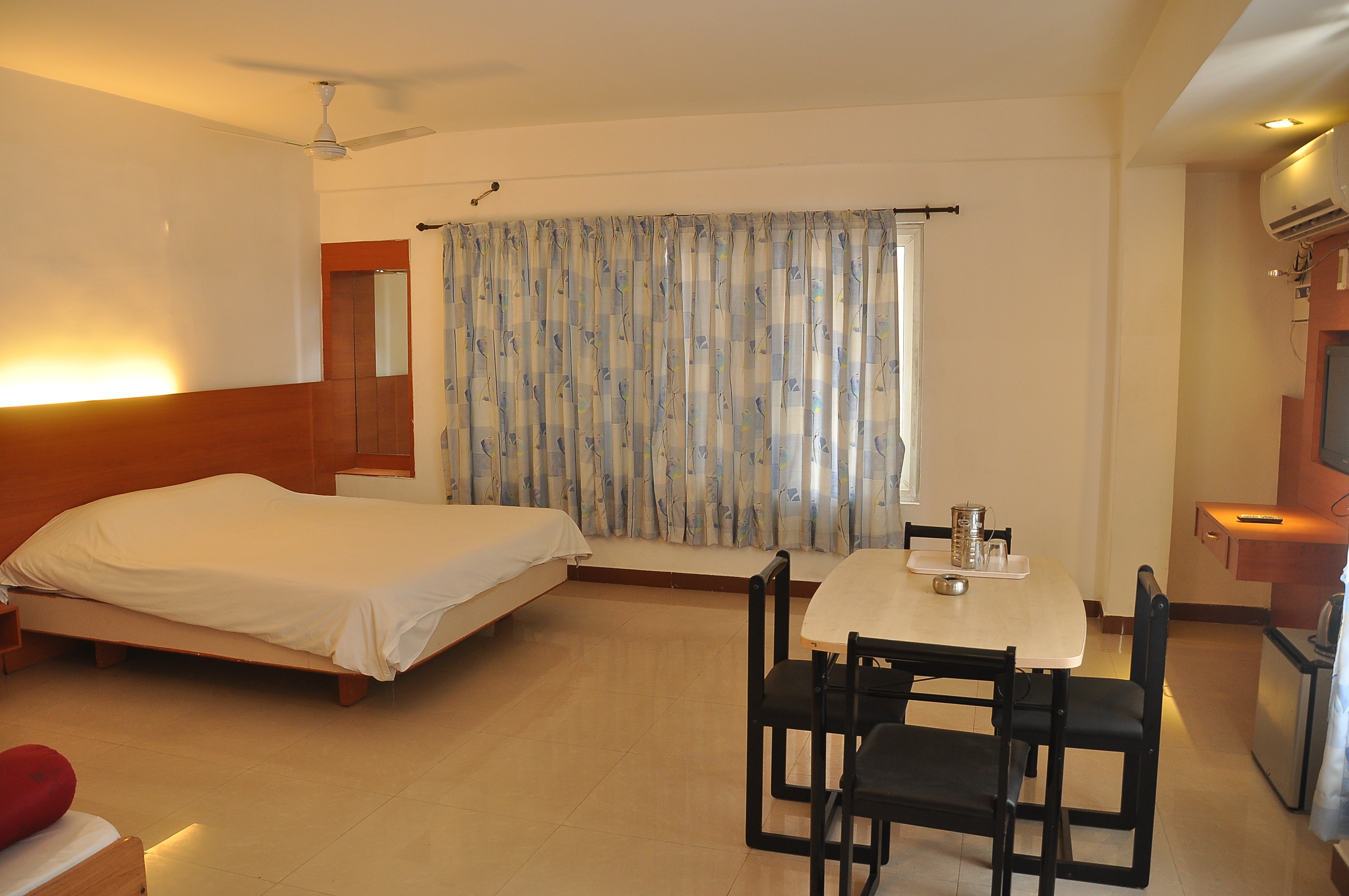 Hotel Shanthi Inn - Tap to explore photos