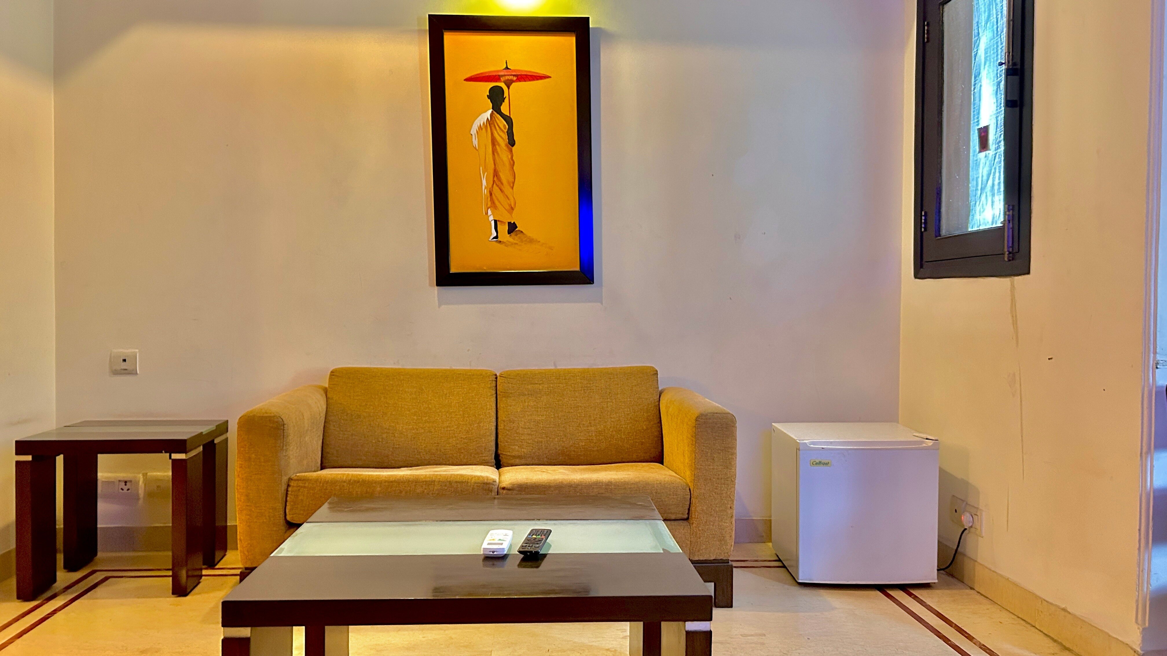 Park Serviced Apartment DLF Phase 2 - Tap to explore photos