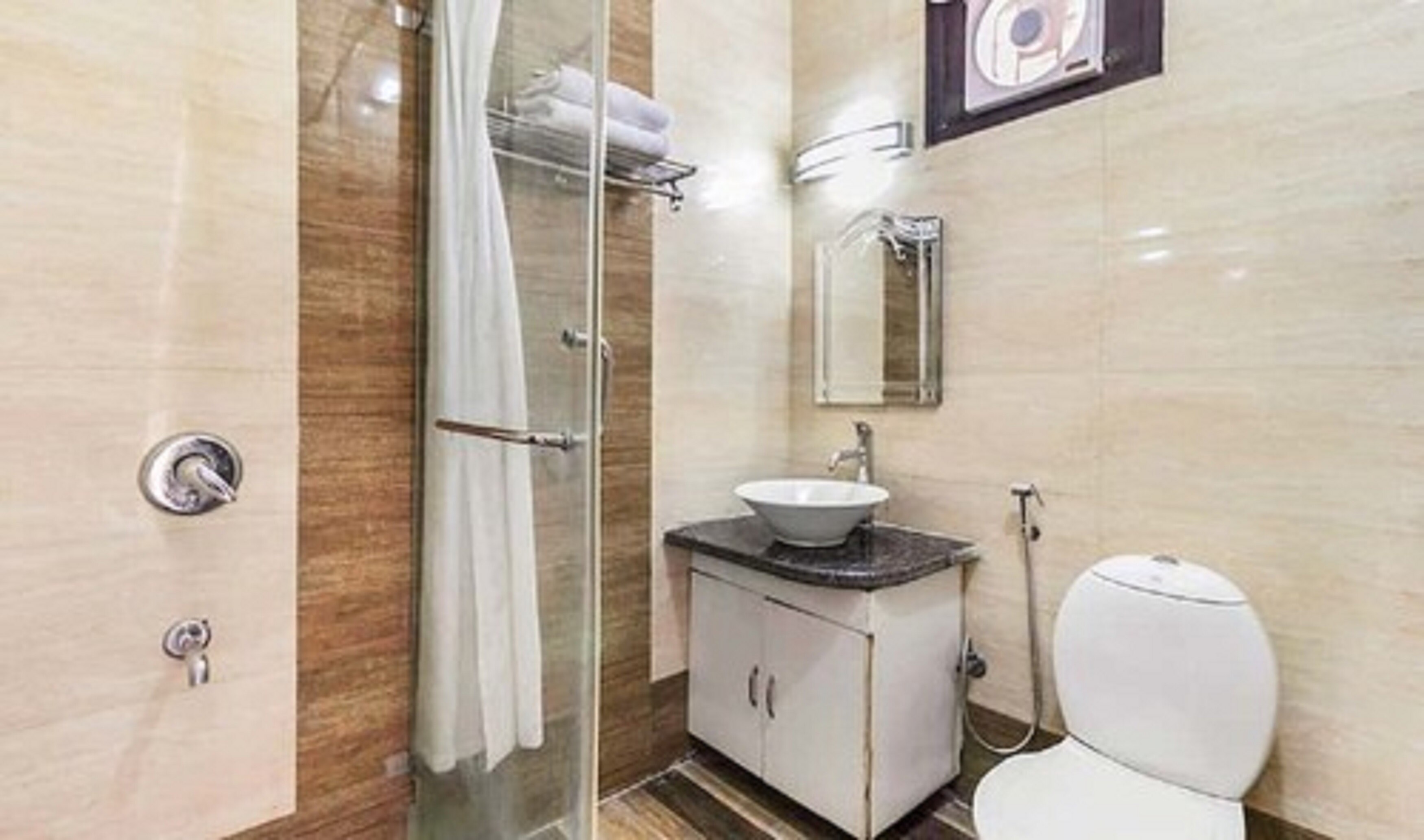 Del Fox Hotel Delhi Airport by GRB - Tap to explore photos