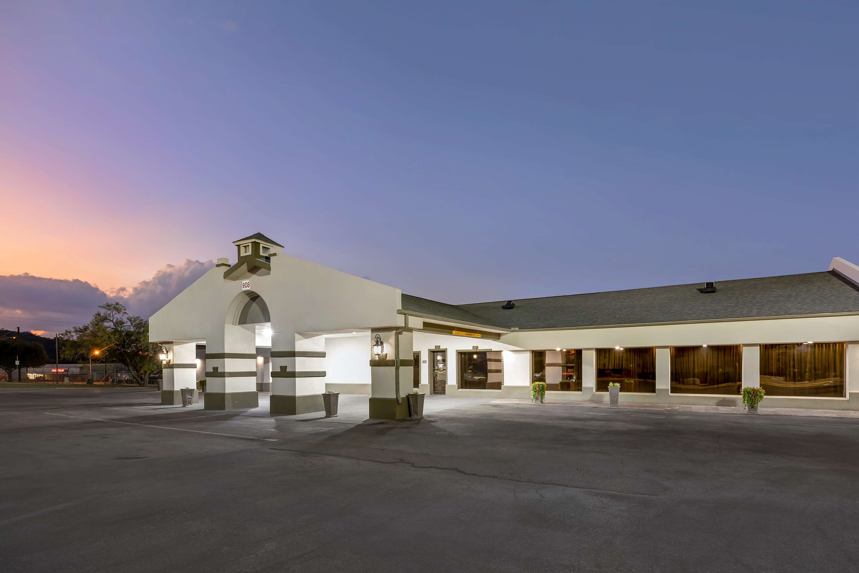 Best Western Post Oak Inn - Tap to explore photos
