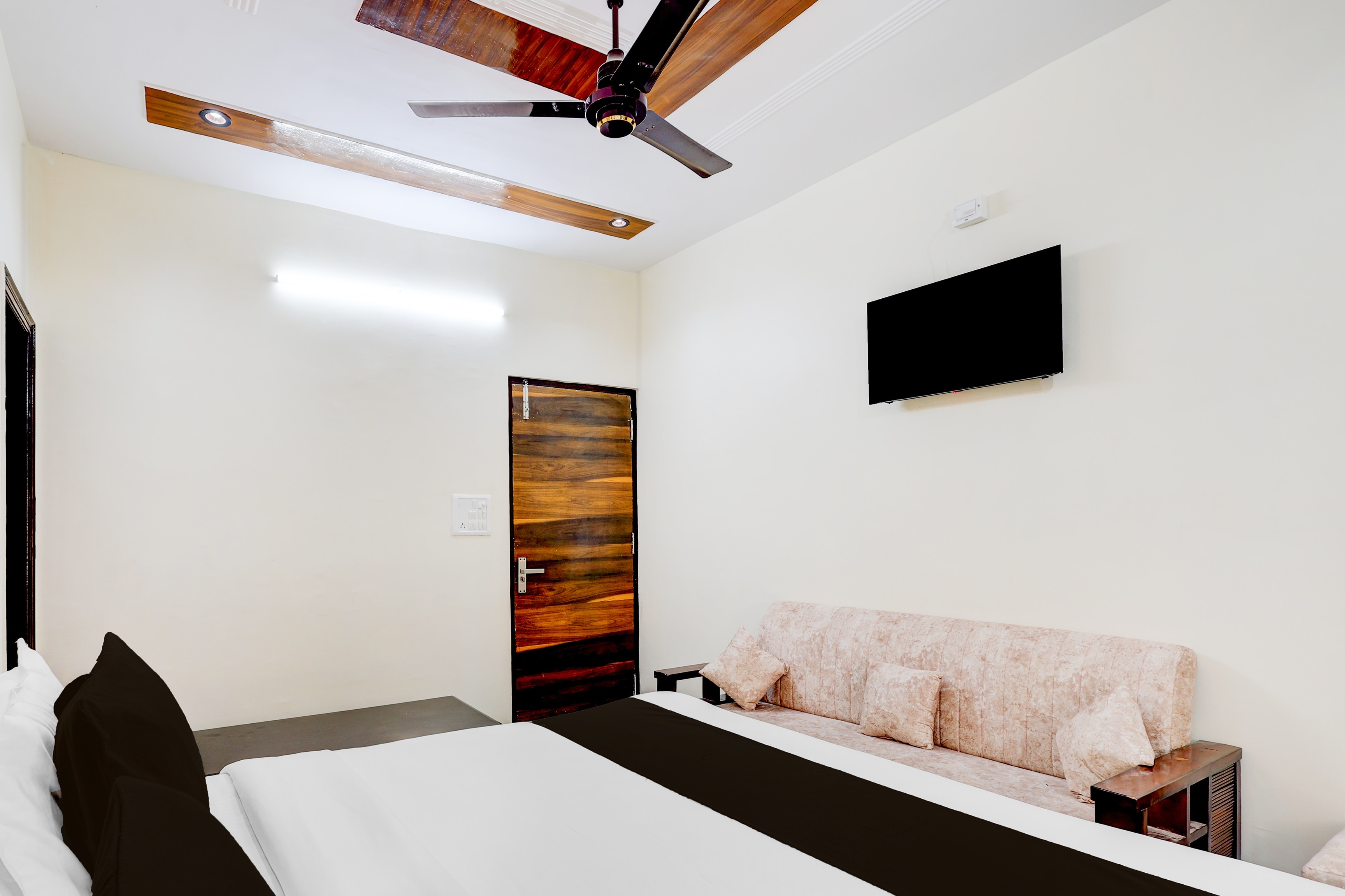 Hotel O Golden Guest house - Tap to explore photos