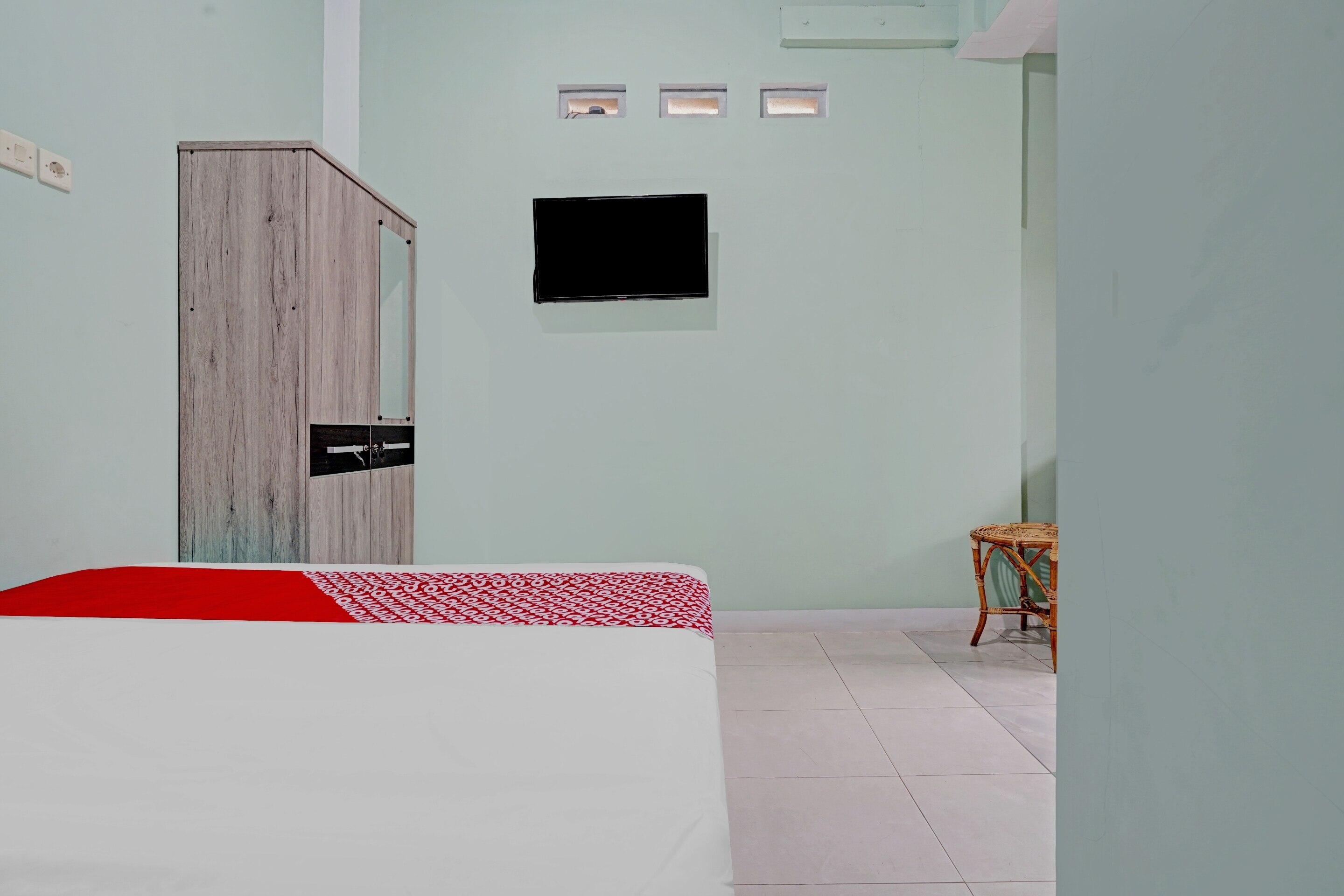 OYO 90571 Dewi Guest House Syariah - Tap to explore photos