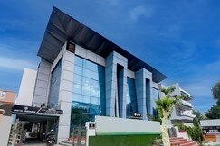 Super OYO 815830 HOTEL RAAS INN, Lucknow