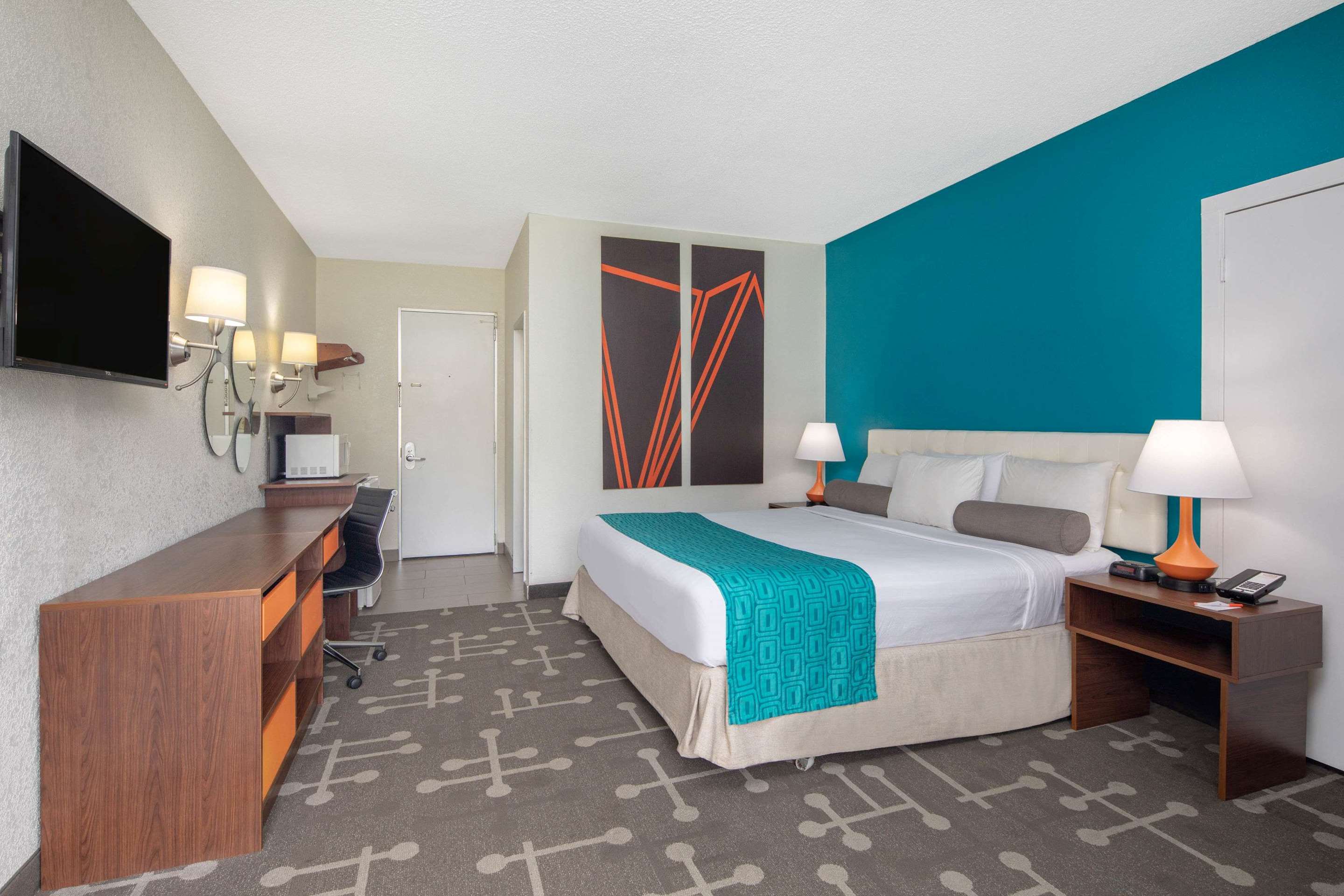 Howard Johnson by Wyndham Athens - Tap to explore photos