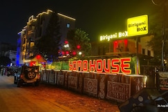 Hotel YOMO House (5min walk from beach), Puri