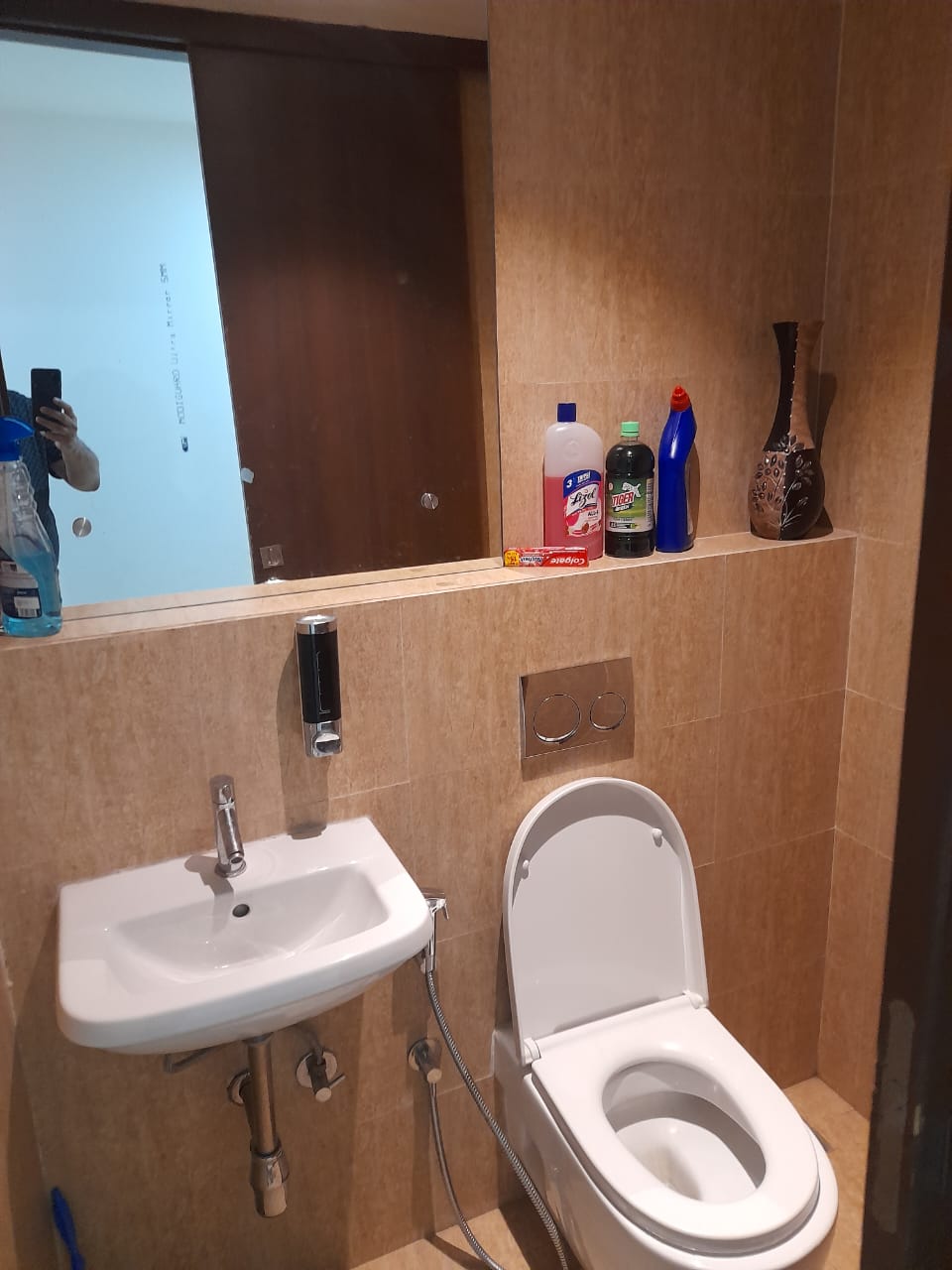 Beautiful Levish AC 3BHK Fully Furnished Apartment - Tap to explore photos