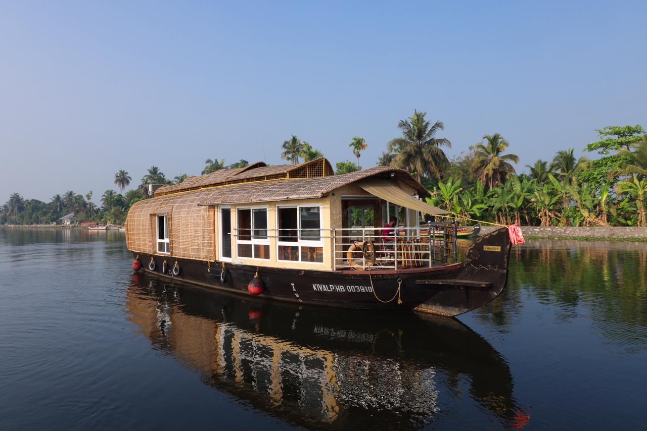 Ultra Premium Houseboat - Tap to explore photos