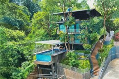 Karis Greenbay, Wayanad