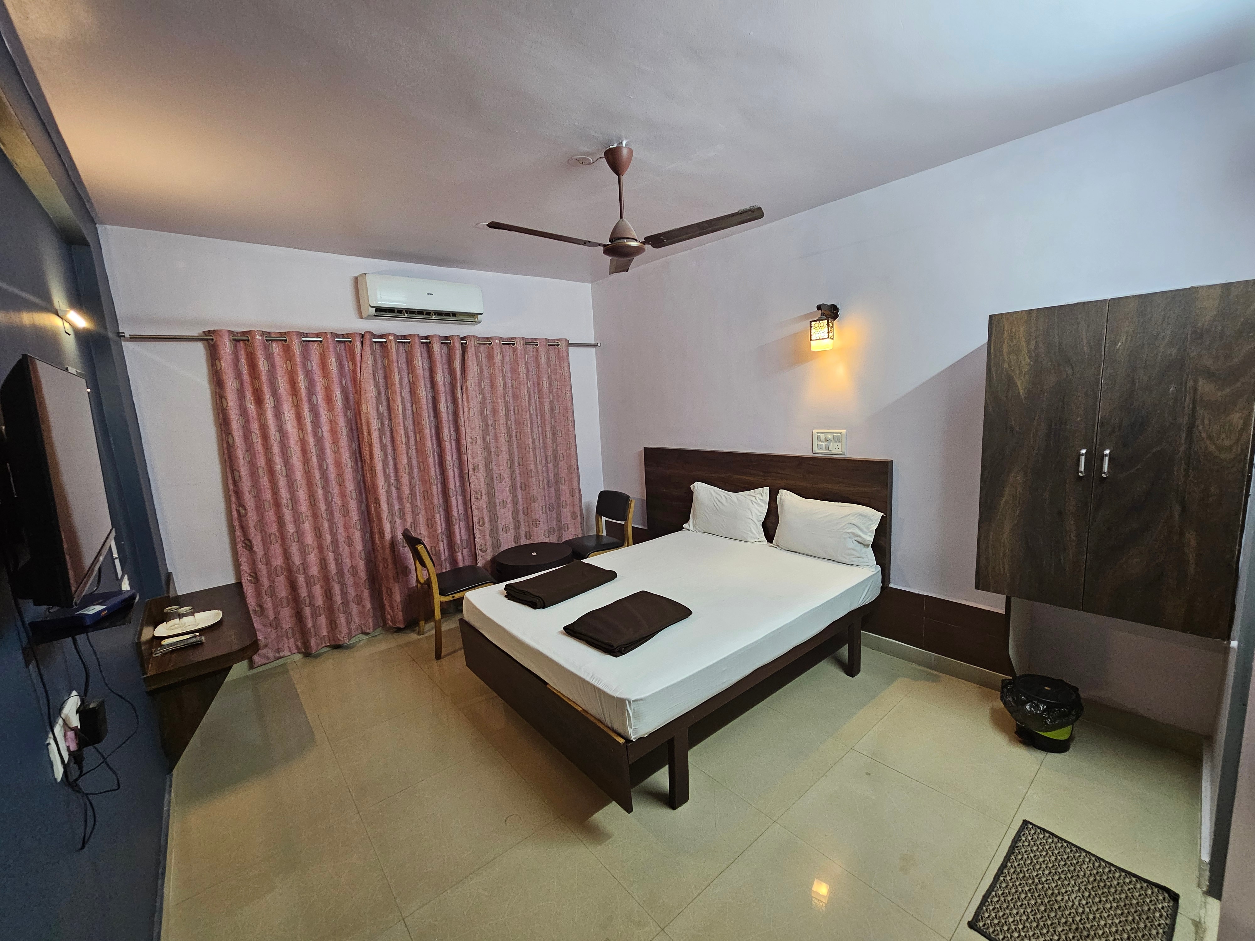 Hotel Century Executive - Tap to explore photos
