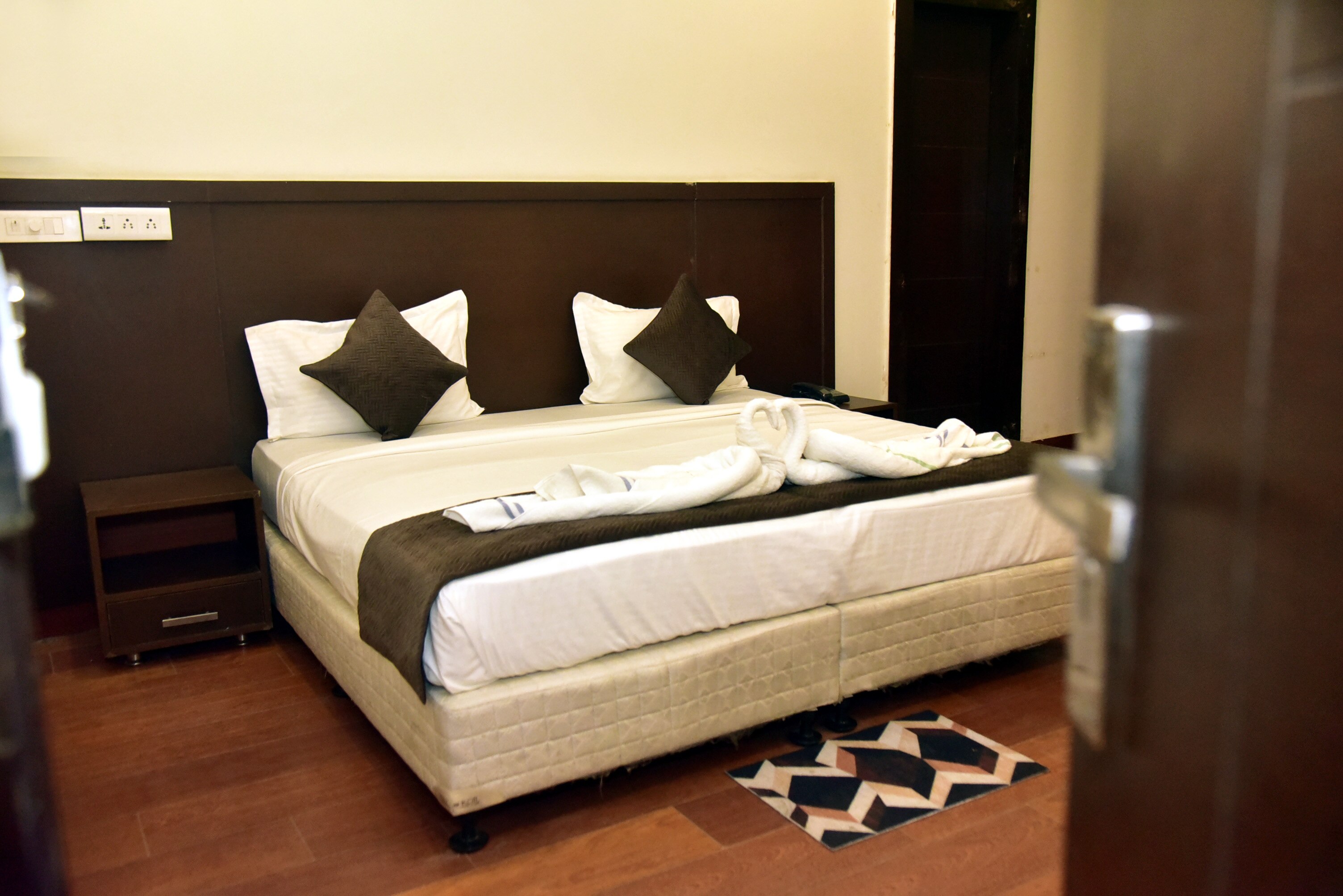 Homefort Stays - Near 32nd Avenue & Udyog Vihar - Tap to explore photos