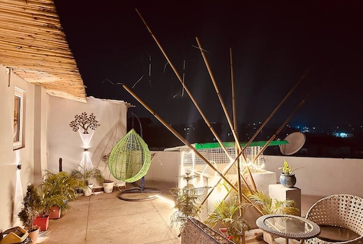 Bamboo cabin with Qutab Minar View