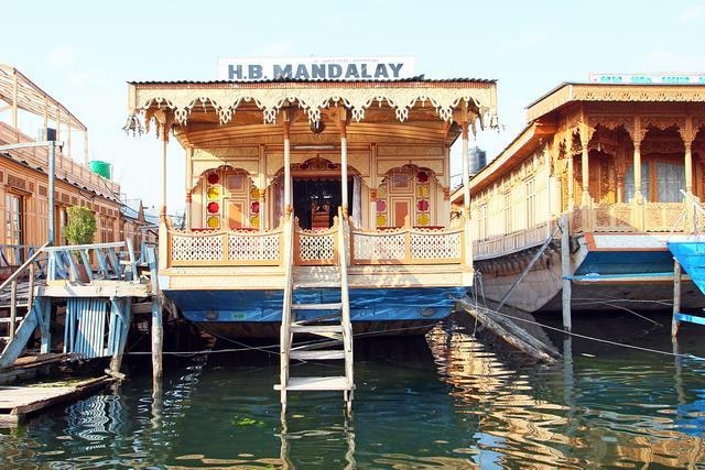 Houseboat Mandaley - Tap to explore photos
