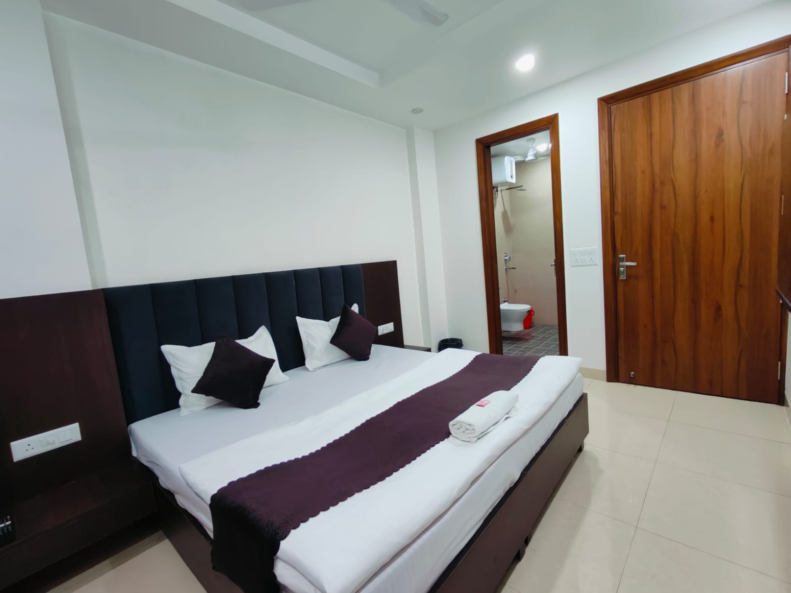 Hotel Starline Residancy - Tap to explore photos
