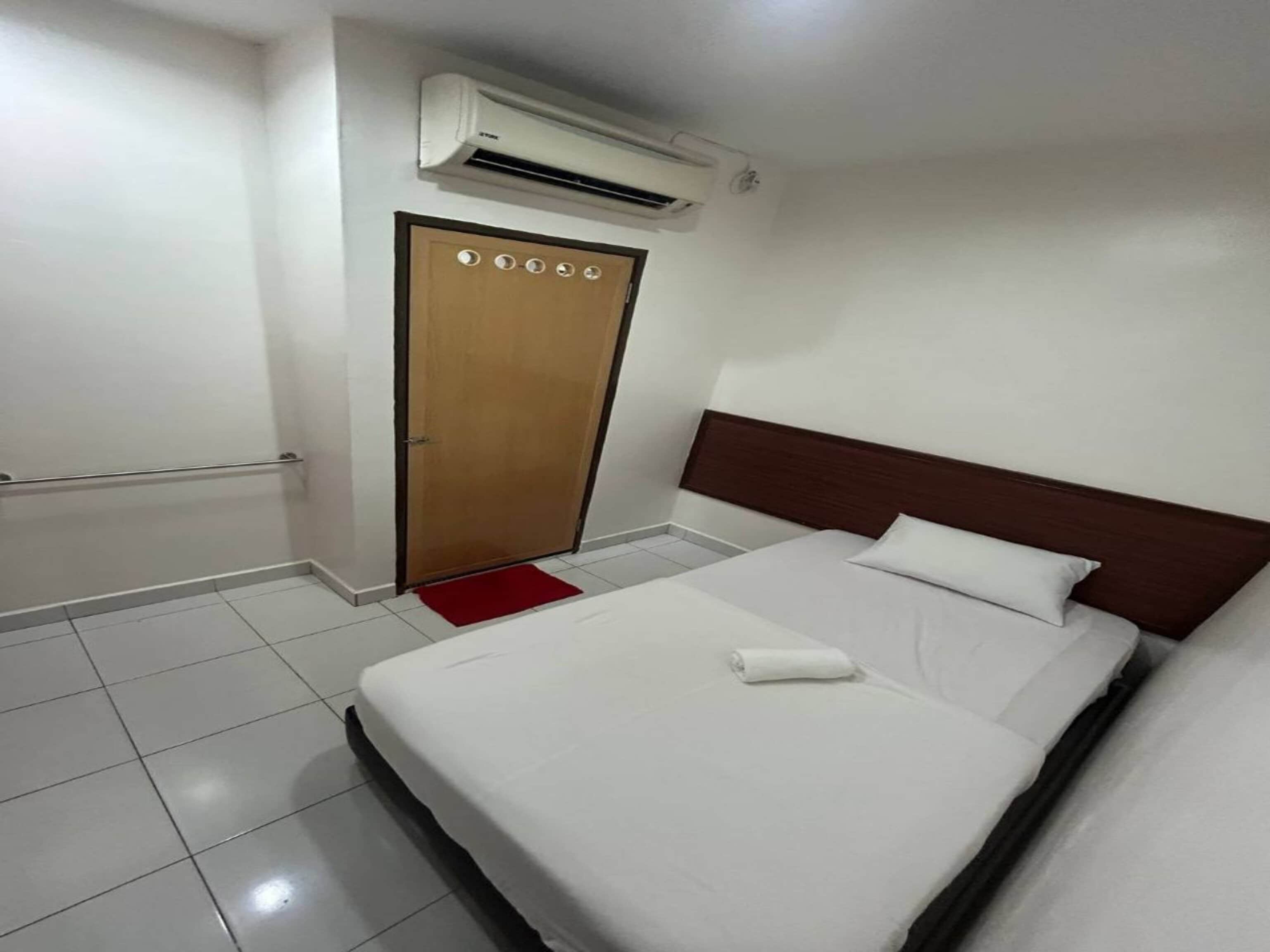 OYO 90950 Hotel Dns - Tap to explore photos