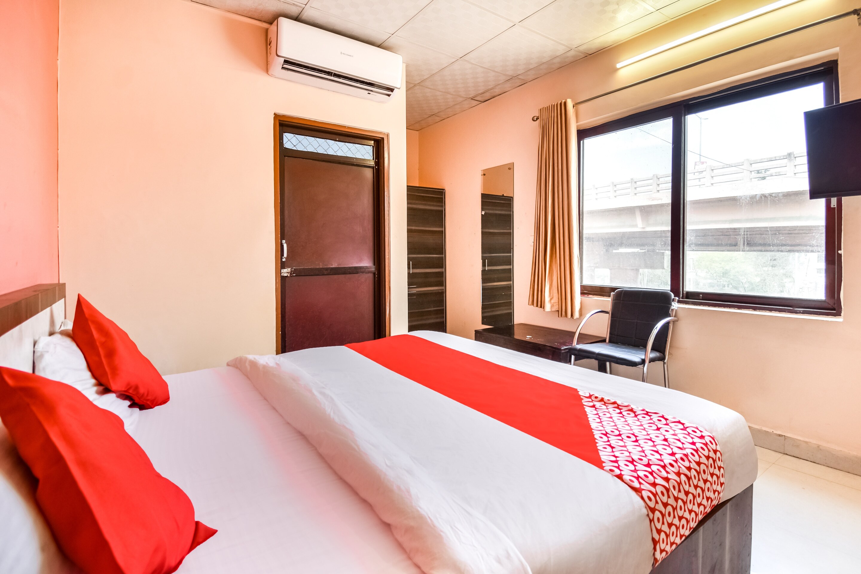 Super Hotel O Shri Ganesham - Tap to explore photos