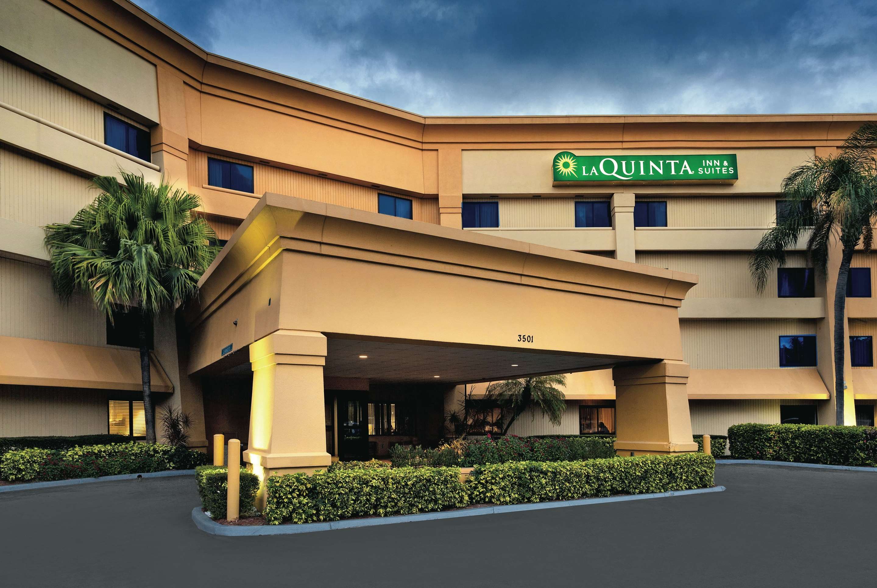 La Quinta Inn & Suites by Wyndham Miami Airport East - Tap to explore photos