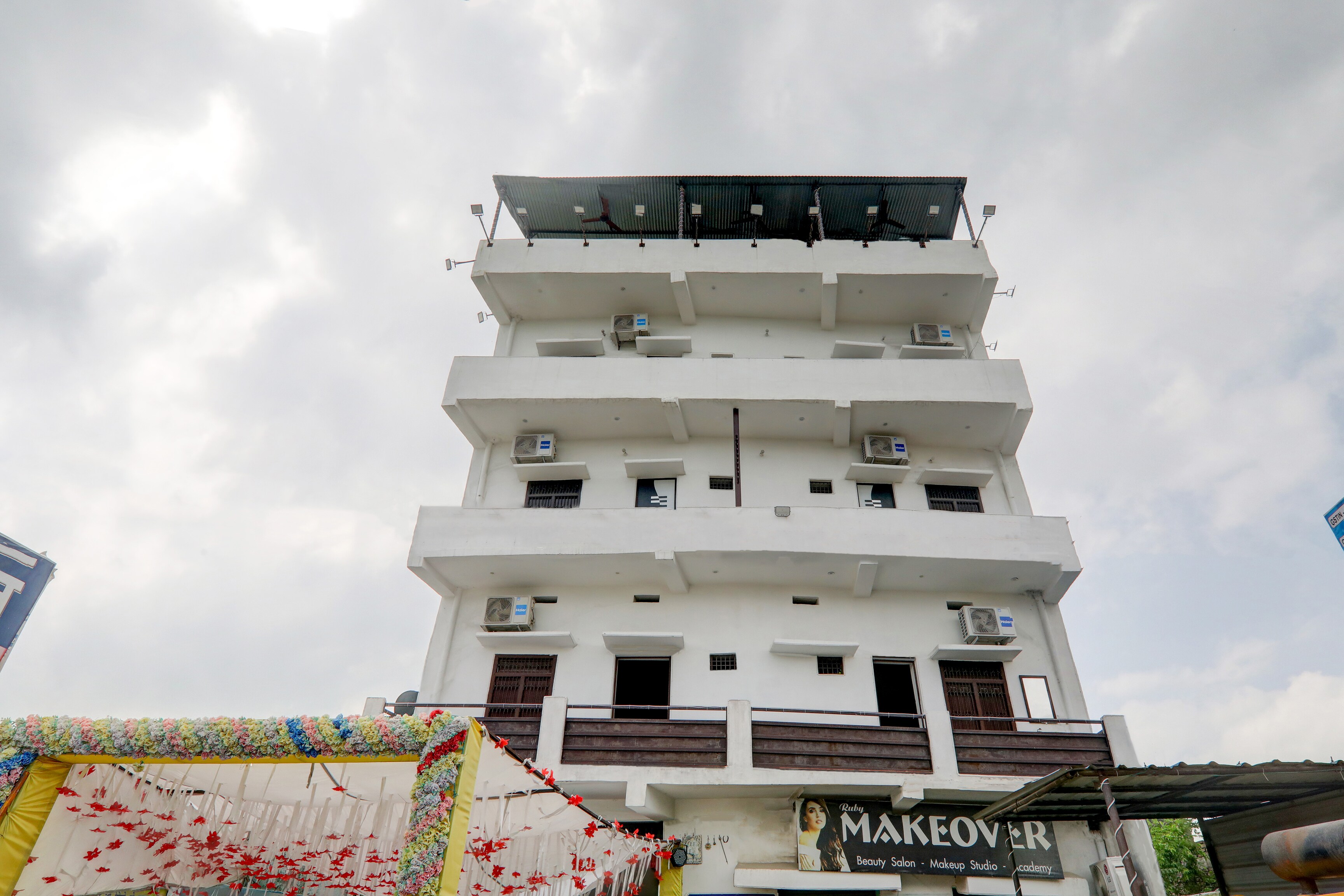 Hotel O The Vishnu - Tap to explore photos