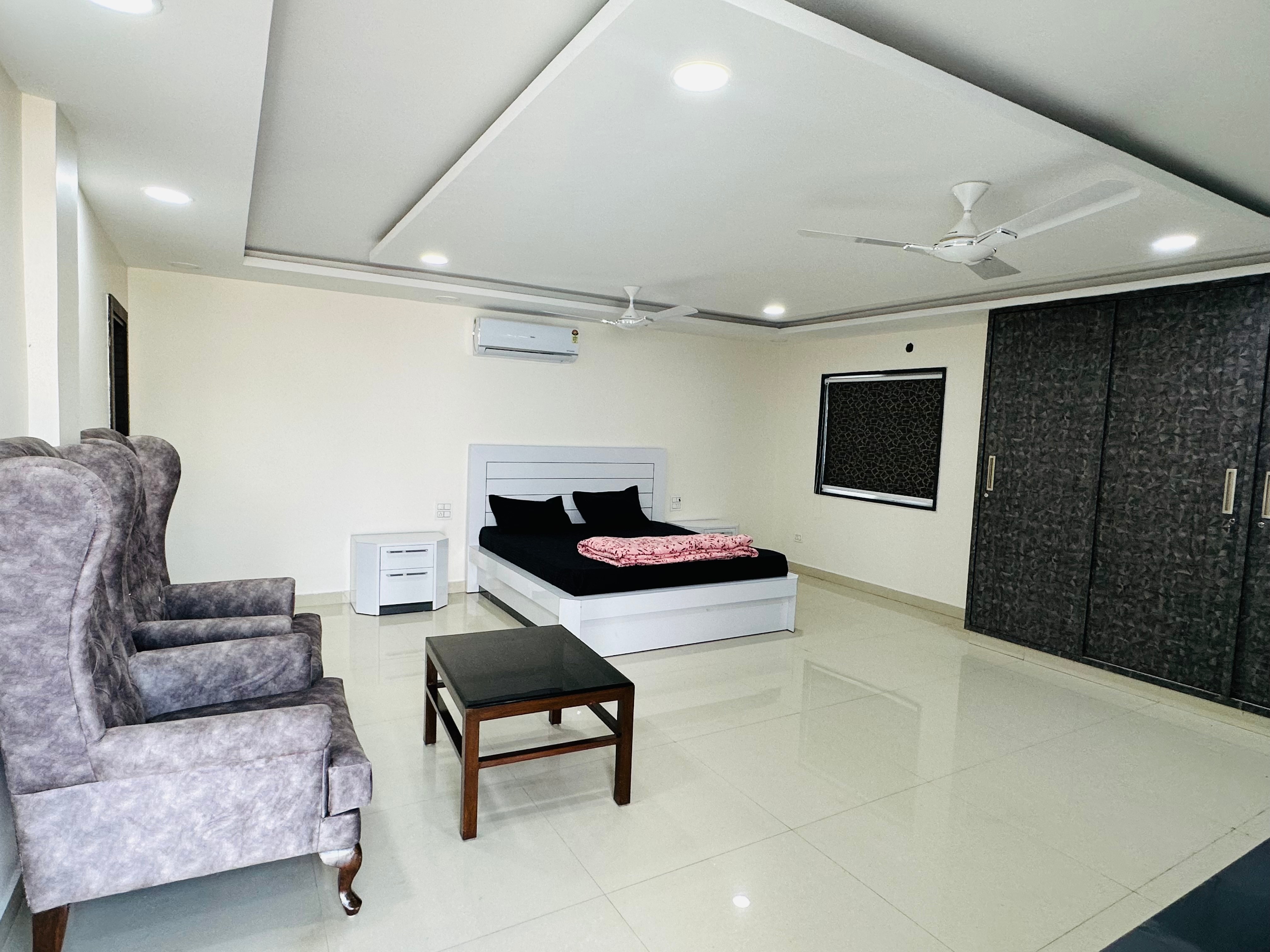 Spacious 5 BR penthouse with a view of ganga - Tap to explore photos